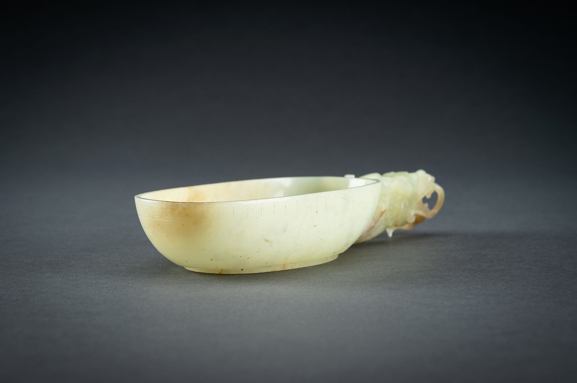 AN ARCHAISTIC YELLOW JADE 'DRAGON' WASHER - Image 12 of 20