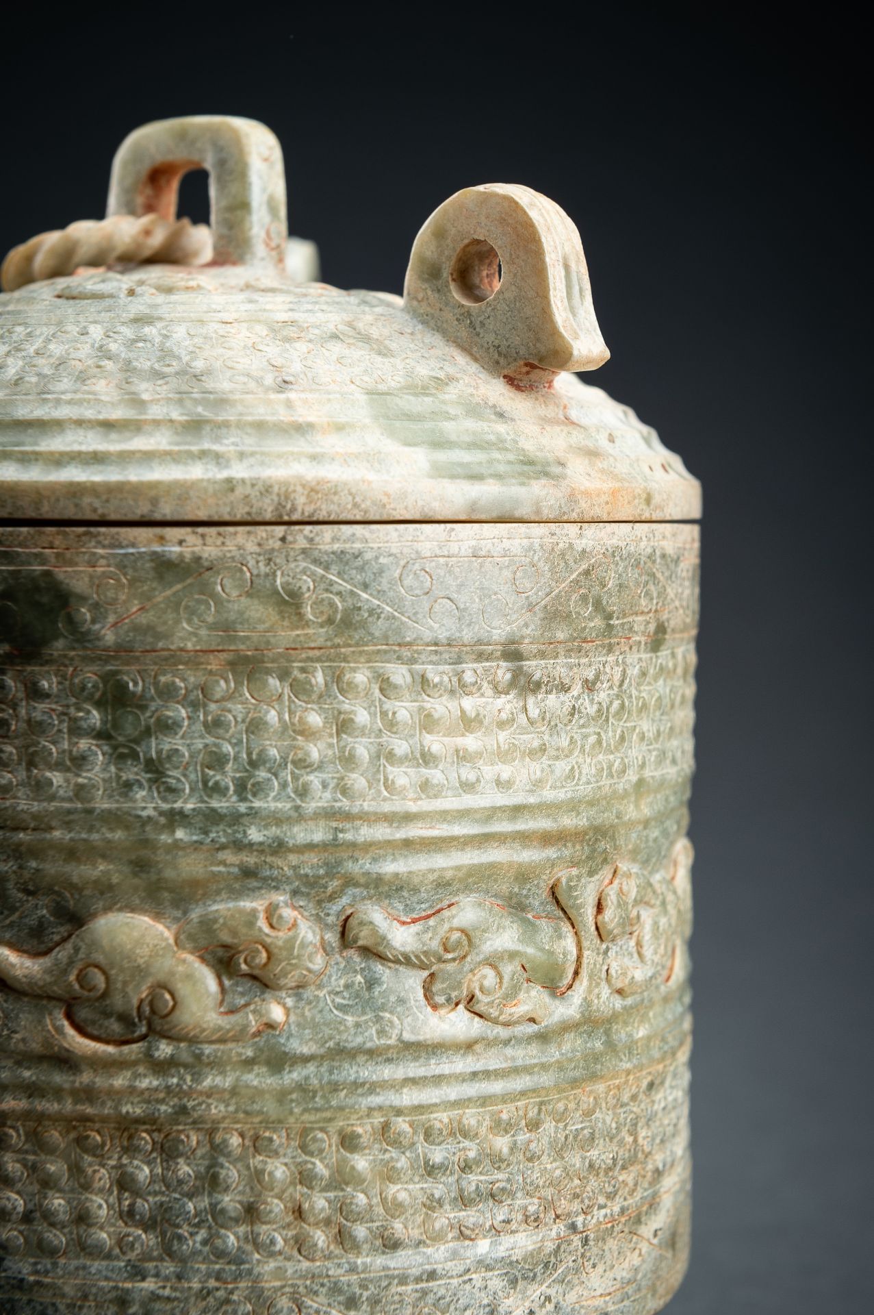 AN ARCHAISTIC GREEN JADE TRIPOD VESSEL - Image 4 of 16