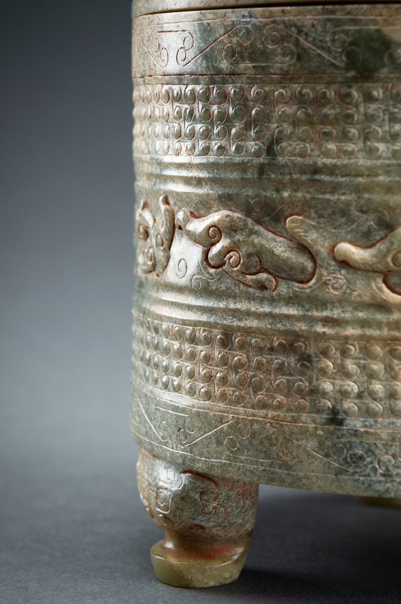 AN ARCHAISTIC GREEN JADE TRIPOD VESSEL - Image 5 of 16