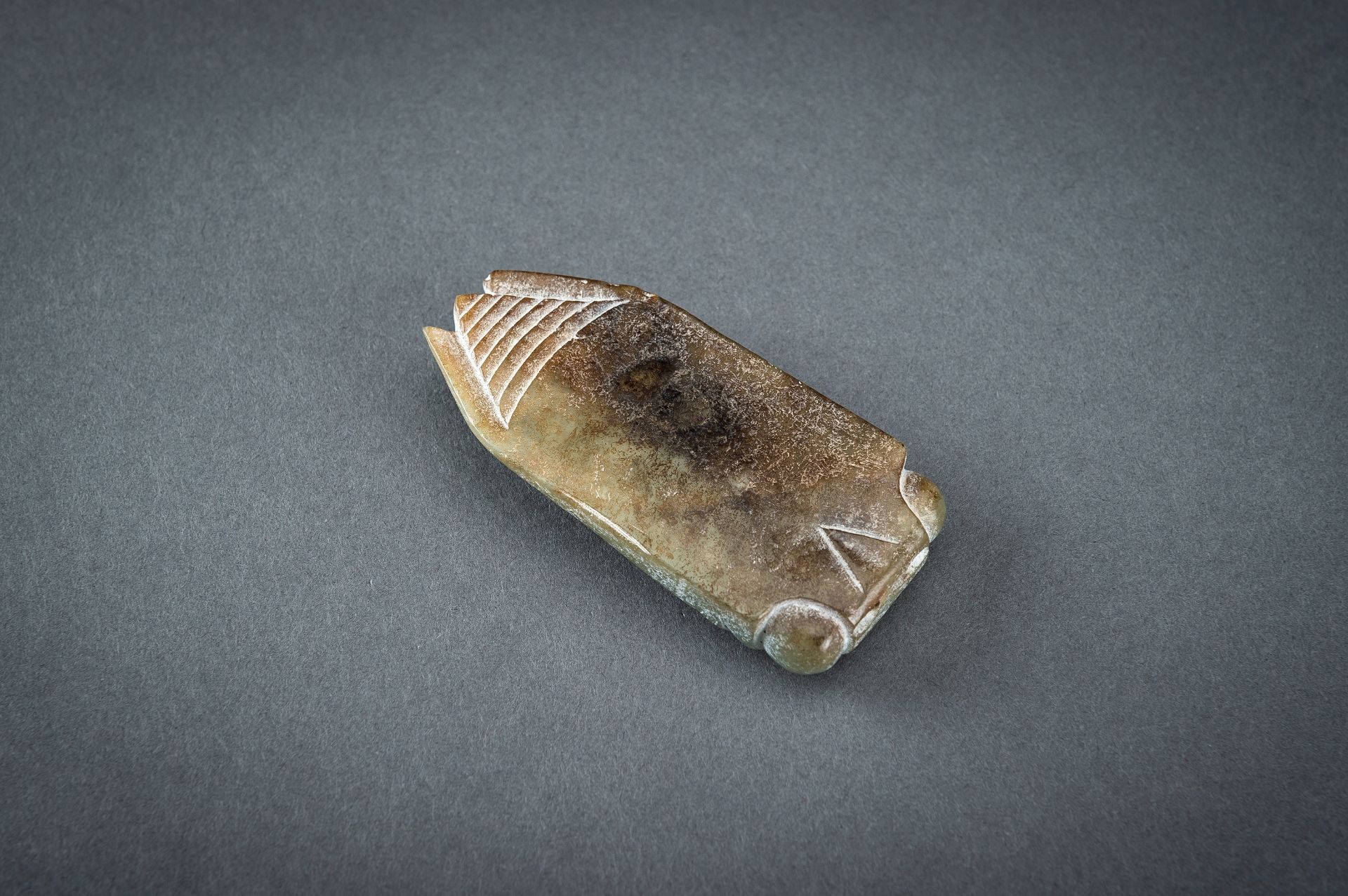 AN ARCHAISTIC GREEN JADE PENDANT OF A CICADA - Image 15 of 20