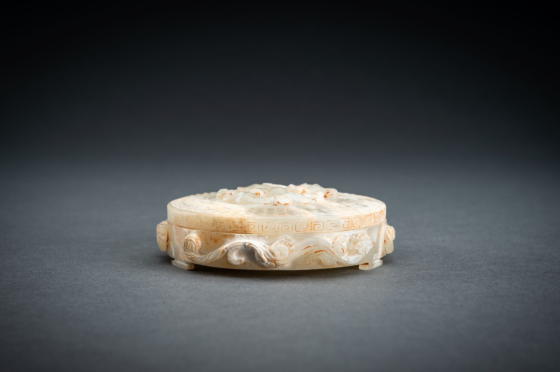 AN ARCHAISTIC PALE CELADON JADE 'CHILONG' BOX AND COVER - Image 14 of 16