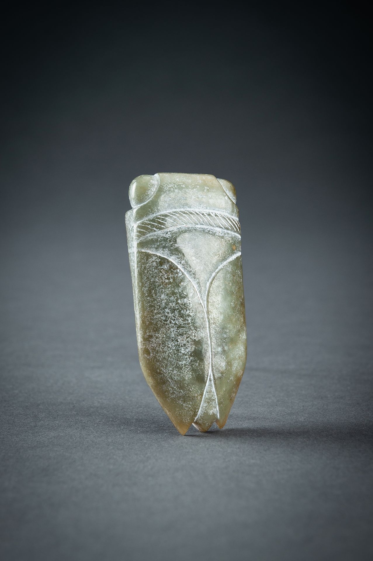 AN ARCHAISTIC GREEN JADE PENDANT OF A CICADA - Image 6 of 20