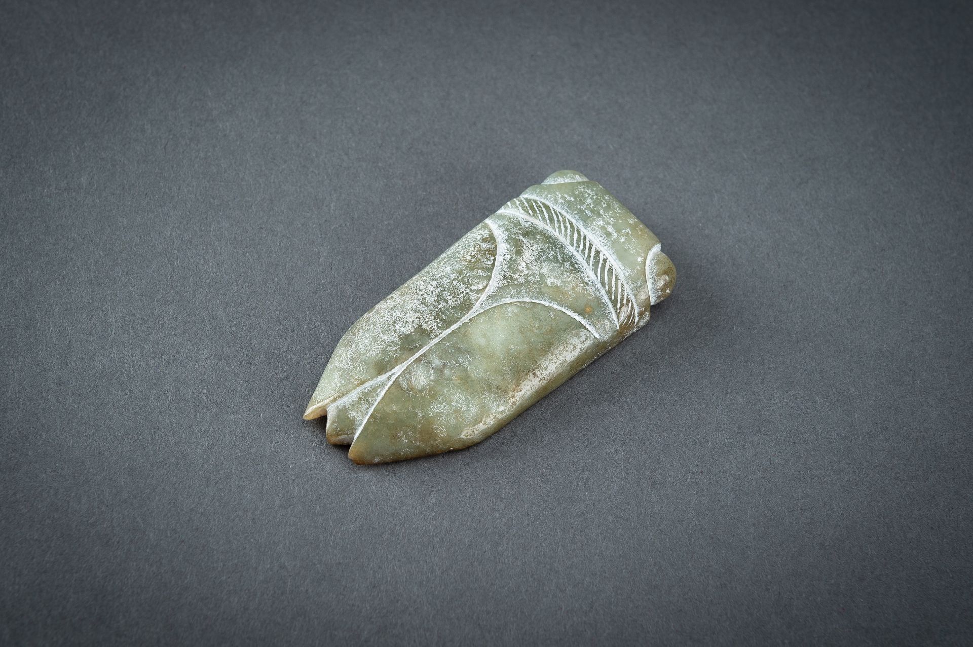 AN ARCHAISTIC GREEN JADE PENDANT OF A CICADA - Image 13 of 20