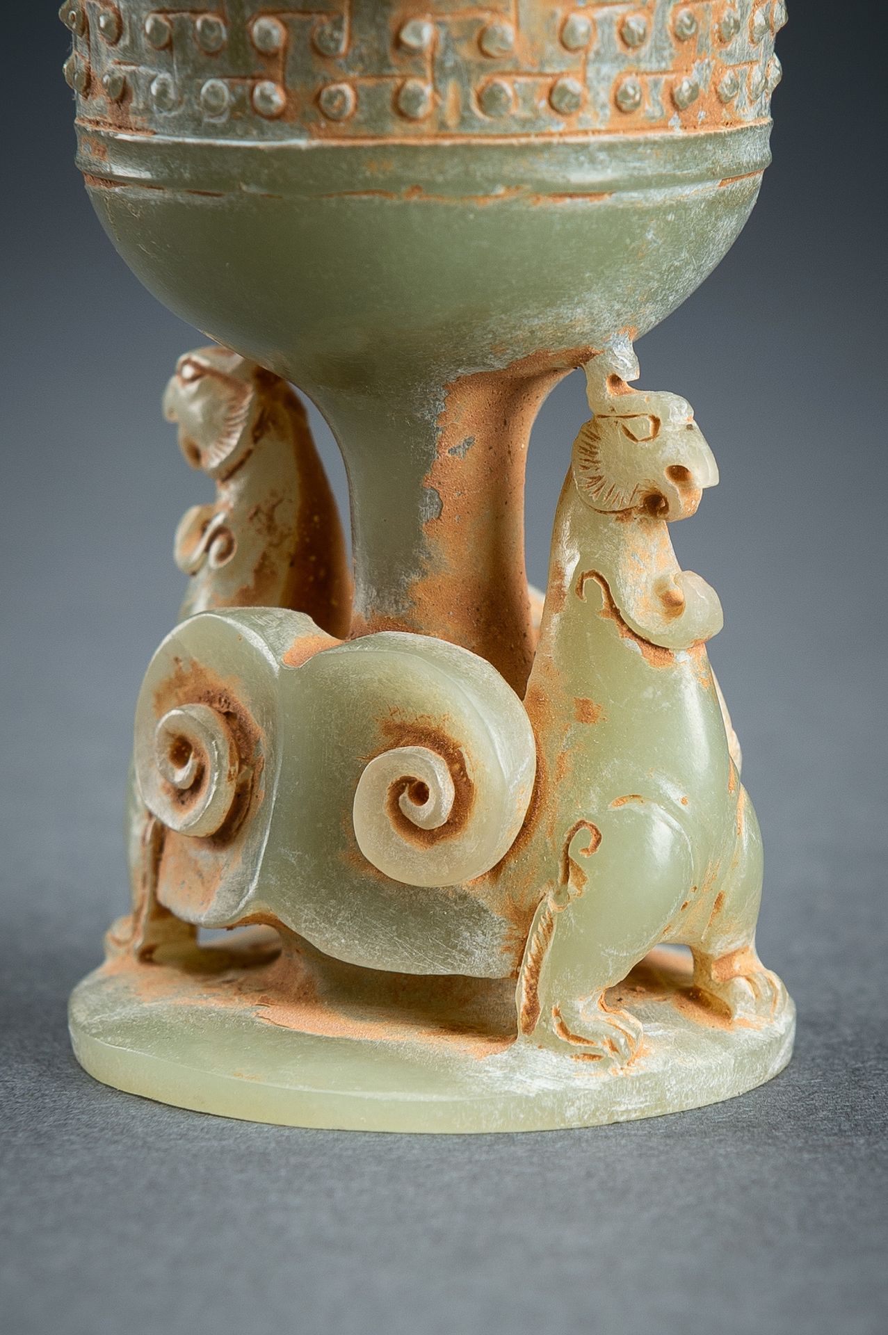 A SMALL ARCHAISTIC CELADON JADE VASE AND COVER - Image 6 of 18