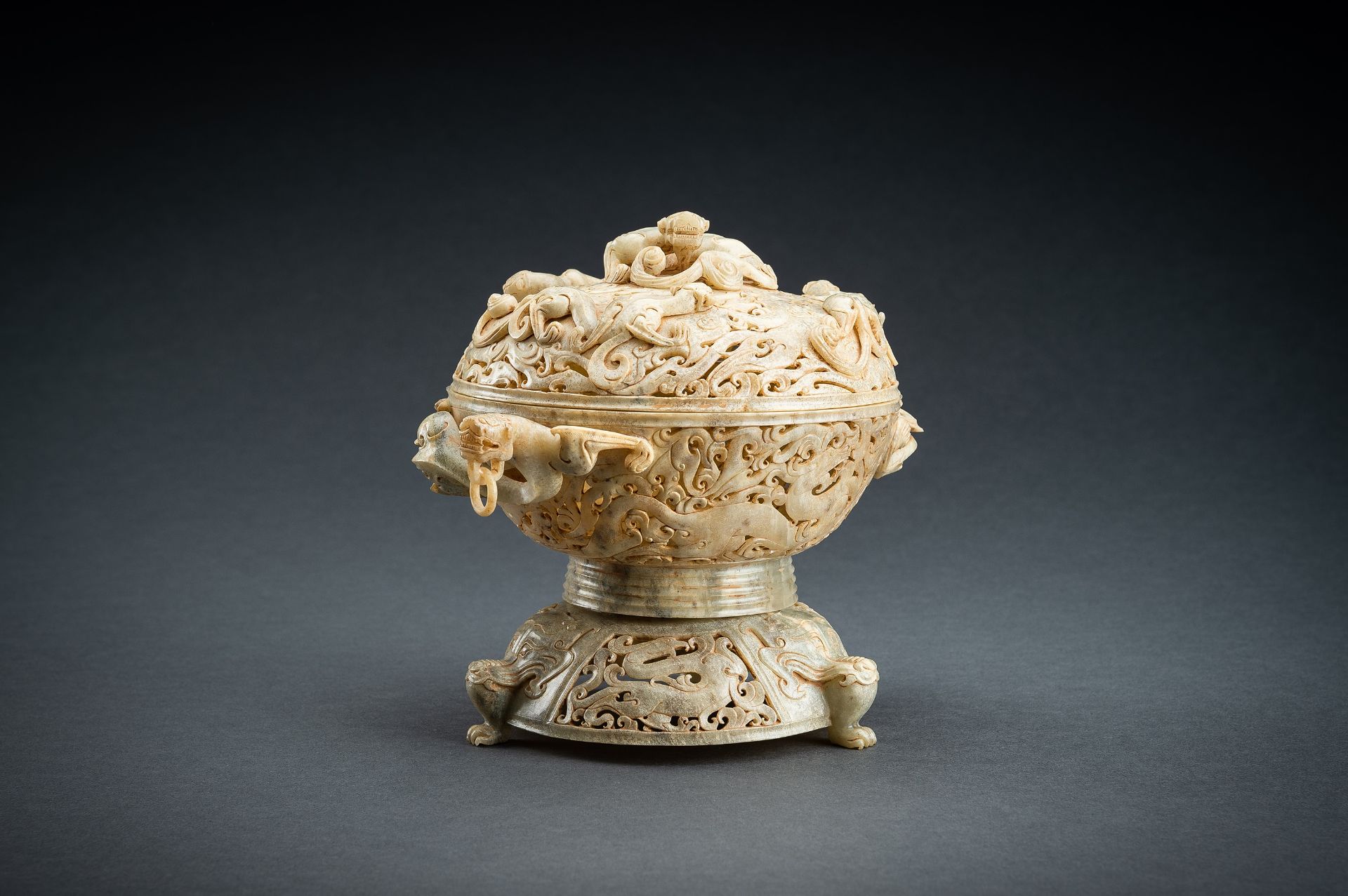 A LARGE AND IMPRESSIVE 3-PART RETICULATED CELADON JADE VESSEL - Image 11 of 19