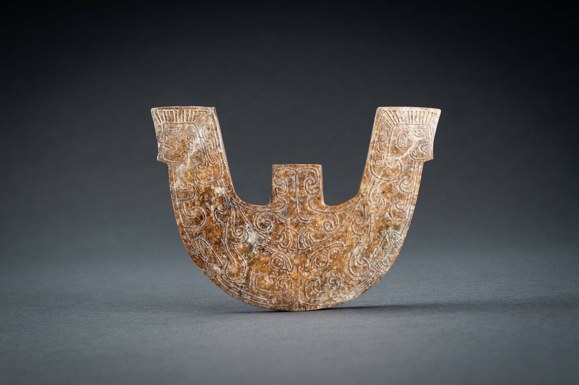 AN ARCHAISTIC THREE-PRONGED JADE ORNAMENT, QING - Image 12 of 16