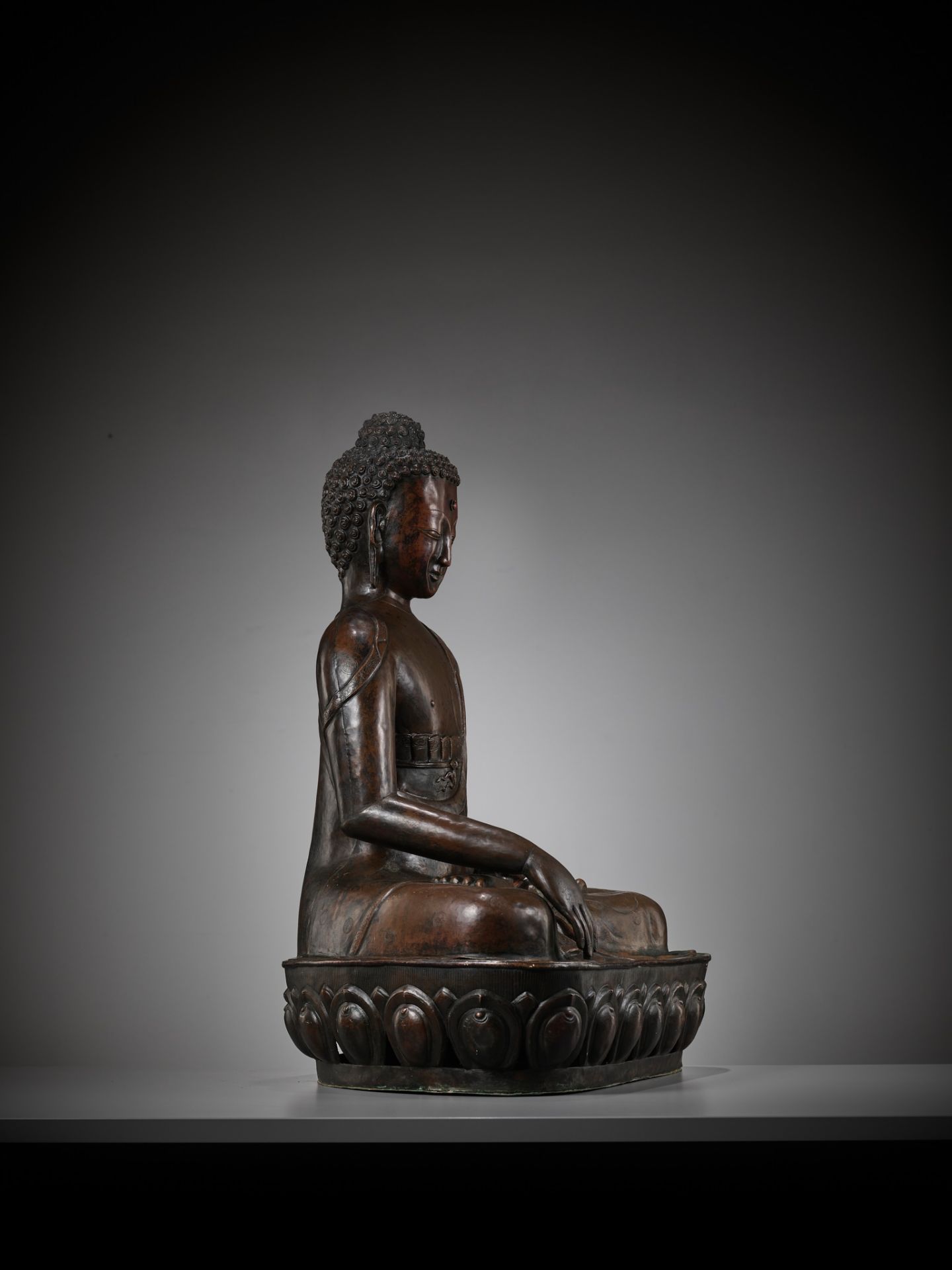 A LARGE CAST AND REPOUSSE COPPER FIGURE OF BUDDHA SHAKYAMUNI, QING DYNASTY - Bild 8 aus 12