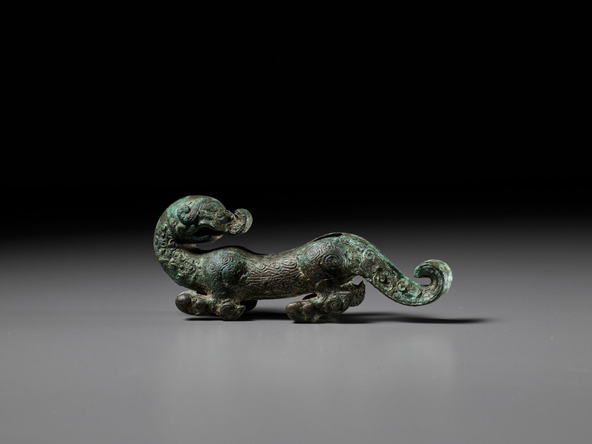 A SUPERB BRONZE FIGURE OF A DRAGON, EASTERN ZHOU DYNASTY, CHINA, 770-256 BC - Bild 13 aus 25