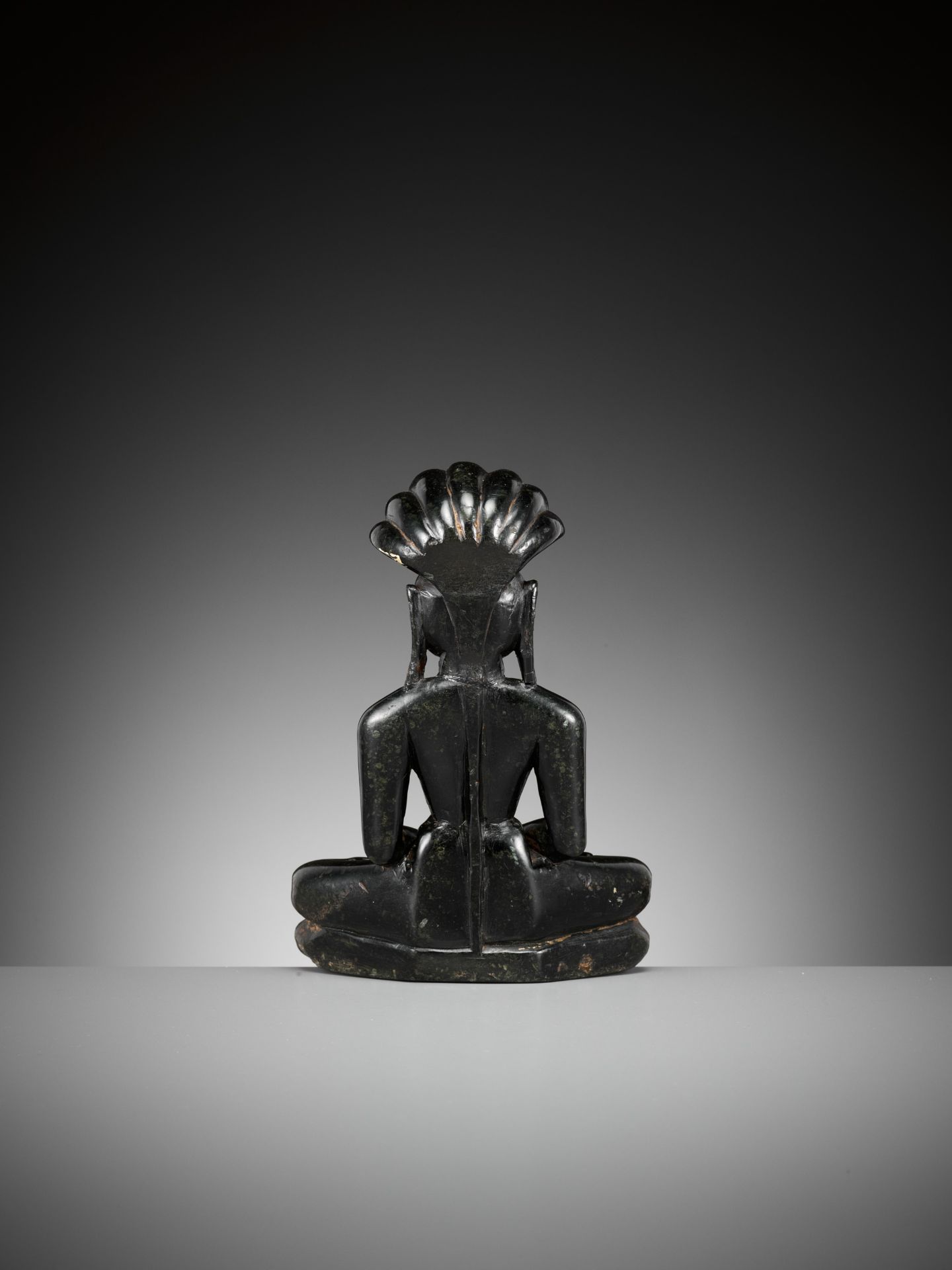 A BLACK STONE FIGURE OF PARSHVANATHA, JAIN, 15TH-17TH CENTURY - Bild 6 aus 10