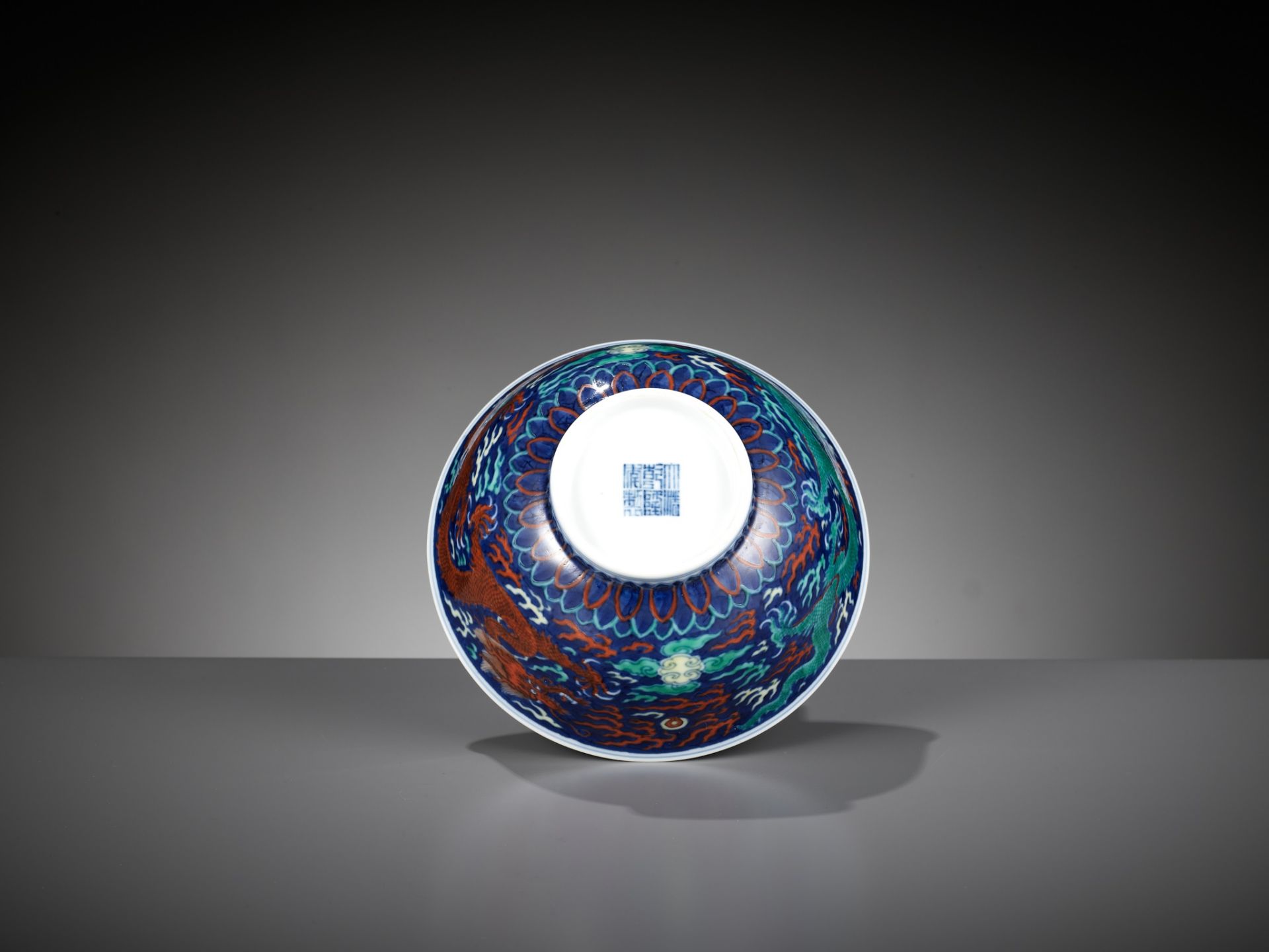 A RARE BLUE-GROUND POLYCHROME-DECORATED 'DRAGON' BOWL, QIANLONG MARK AND PERIOD - Image 17 of 19