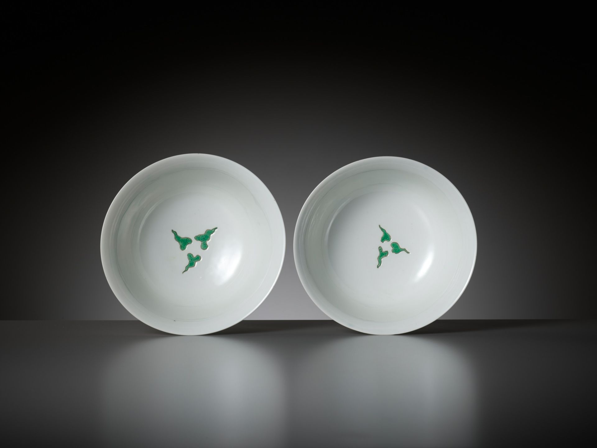 A RARE PAIR OF MING-STYLE GREEN-ENAMELED 'DRAGON' BOWLS, KANGXI PERIOD - Image 9 of 18