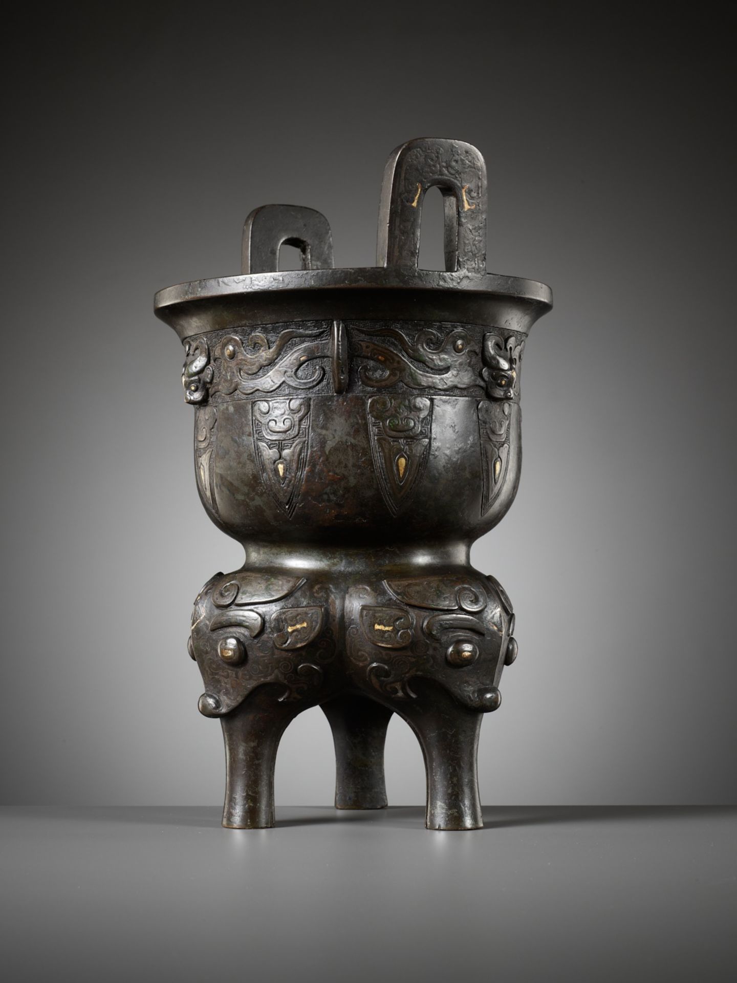 A GOLD AND SILVER-INLAID BRONZE ARCHAISTIC STEAMER, SONG TO MING DYNASTY - Image 15 of 24