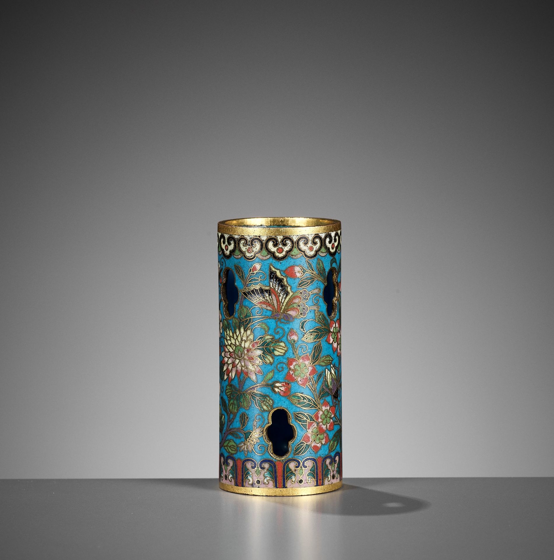 AN EXCEEDINGLY RARE MINIATURE CLOISONNE HAT STAND, JIAQING