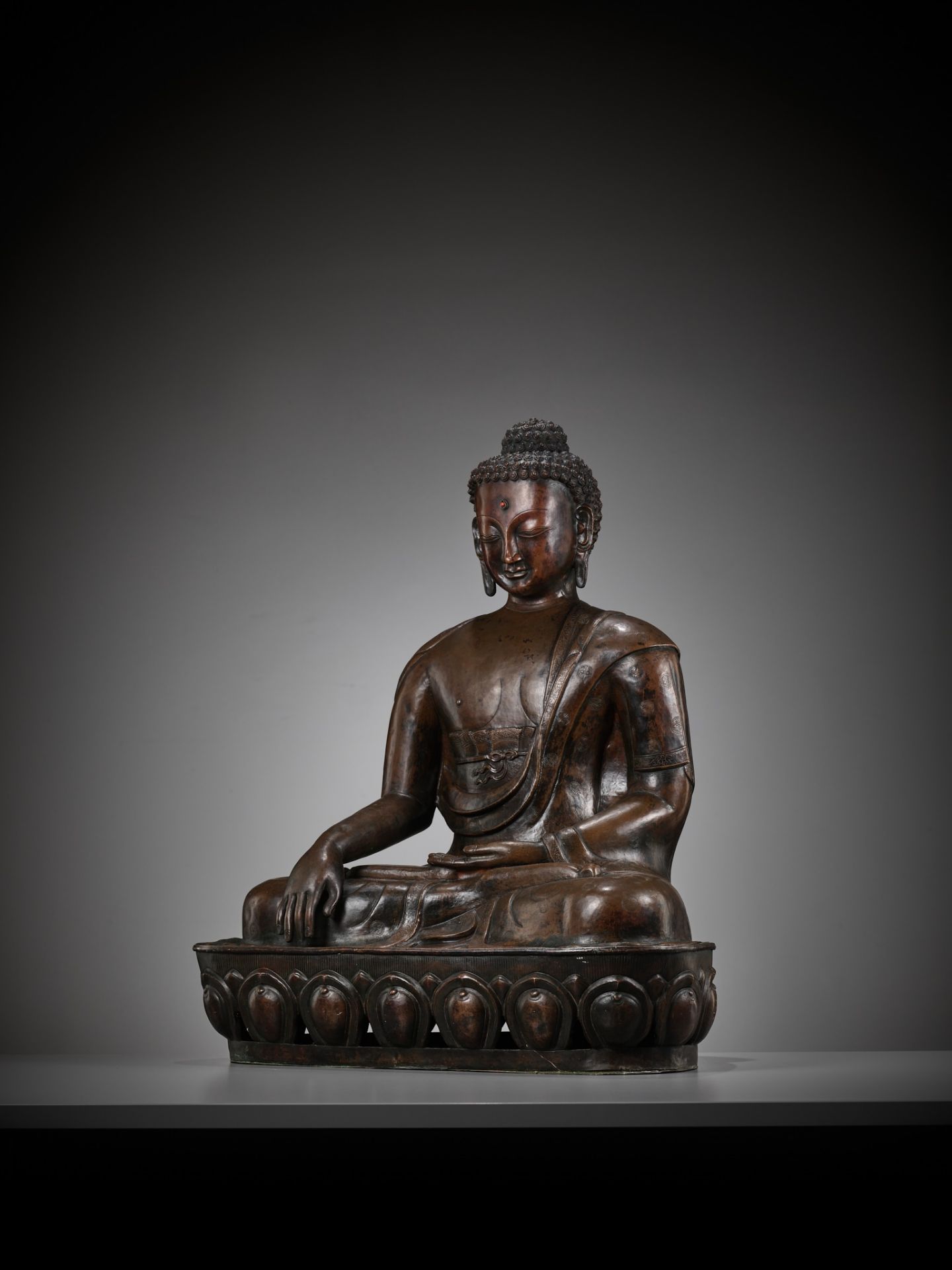 A LARGE CAST AND REPOUSSE COPPER FIGURE OF BUDDHA SHAKYAMUNI, QING DYNASTY - Bild 5 aus 12