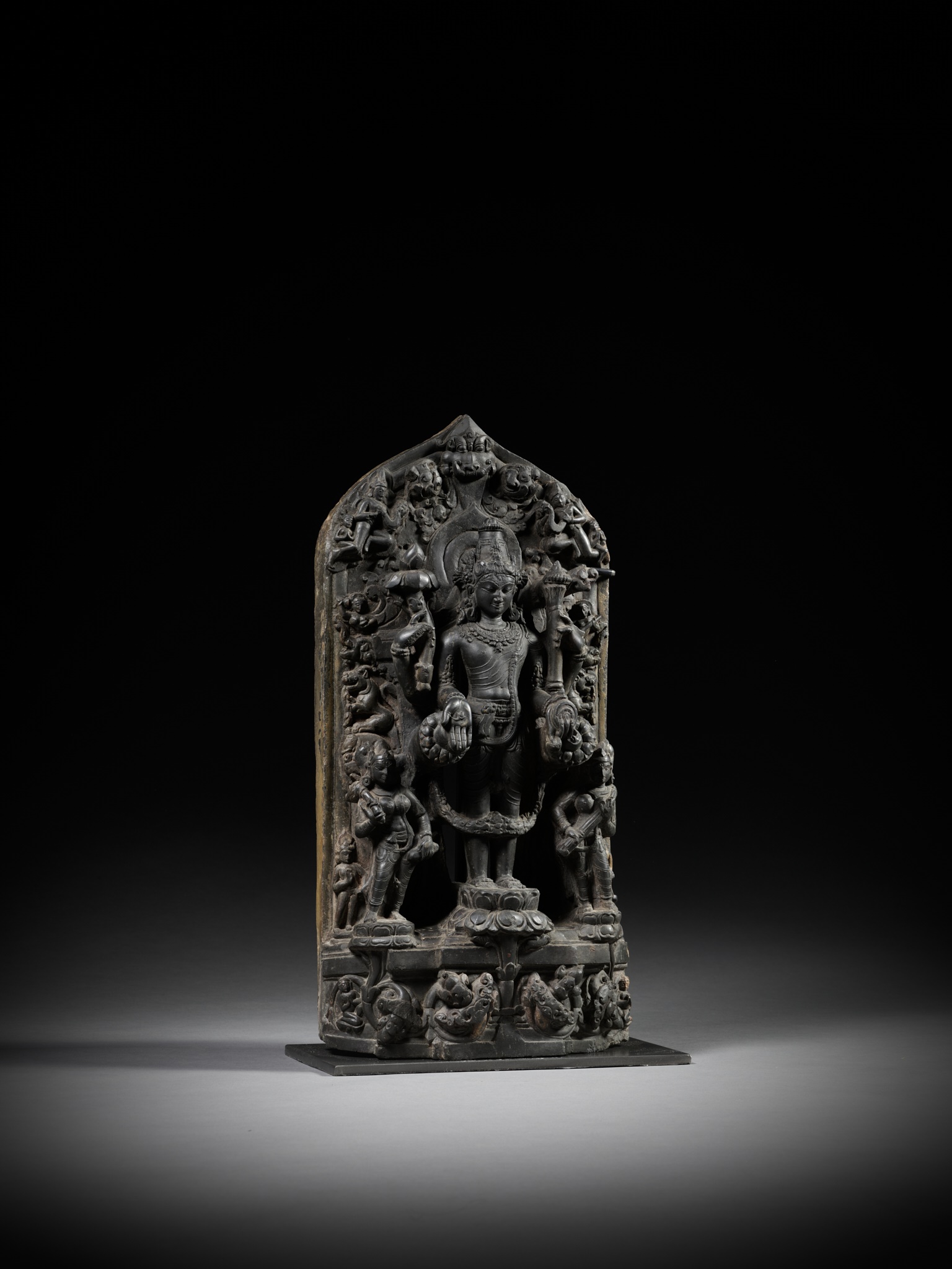 A MASSIVE BLACK STONE TRINITY STELE DEPICTING VISHNU, SARASVATI AND LAKSHMI, PALA PERIOD - Image 11 of 12