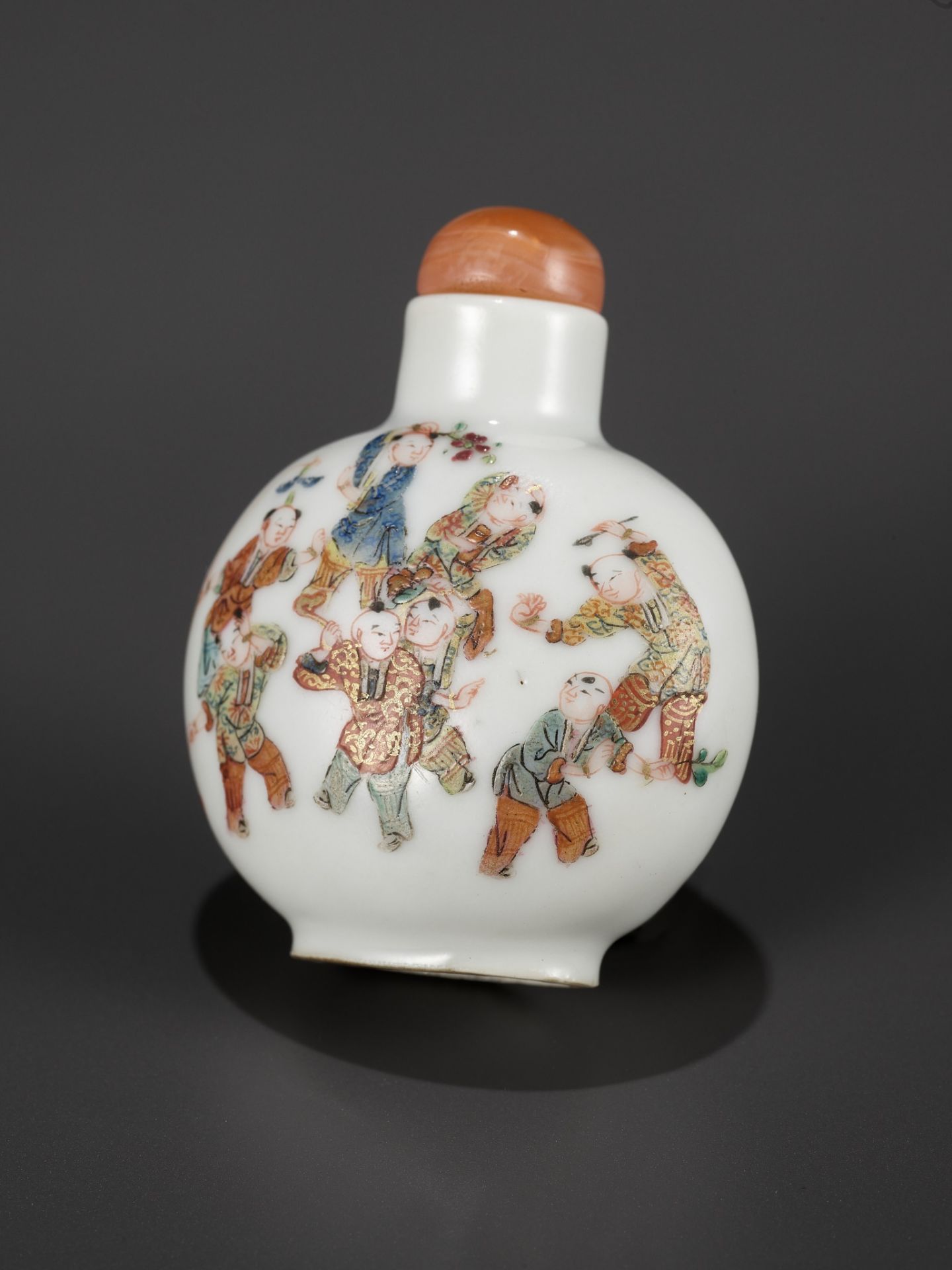 AN IMPERIAL FAMILLE ROSE 'BOYS AT PLAY' PORCELAIN SNUFF BOTTLE, DAOGUANG MARK AND PERIOD - Image 10 of 11