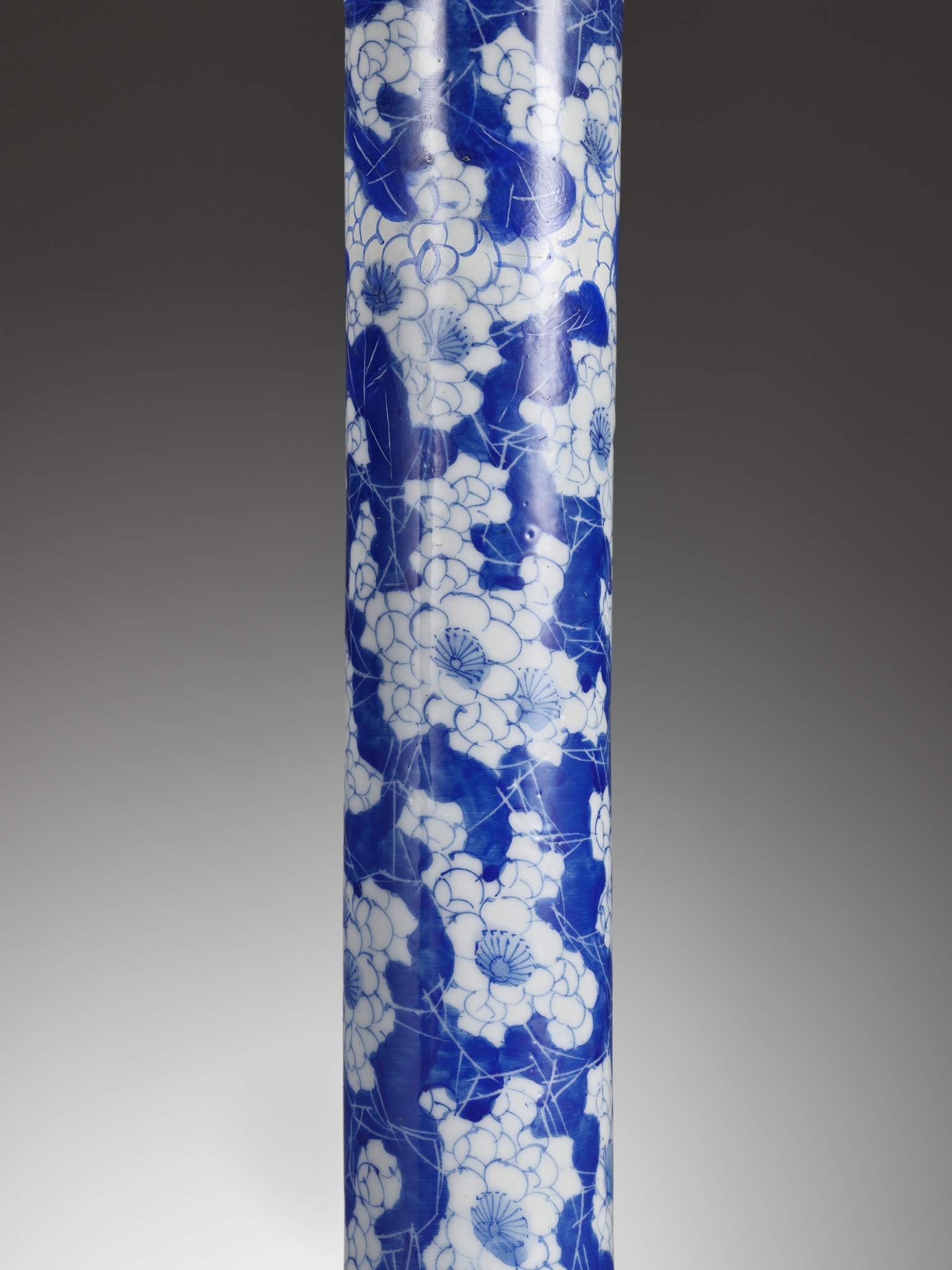 A PAIR OF BLUE AND WHITE 'ICE CRACK AND PRUNUS' BOTTLE VASES, 19TH CENTURY - Image 6 of 14
