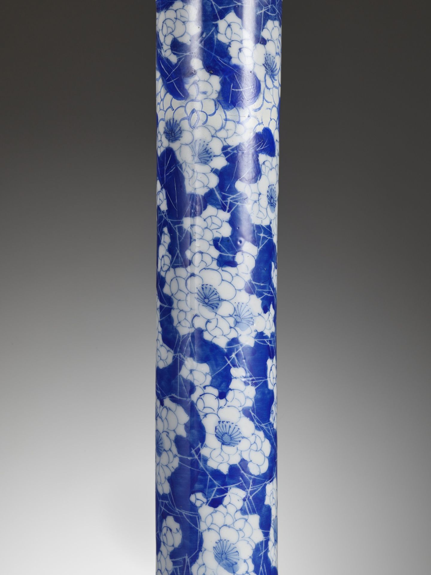 A PAIR OF BLUE AND WHITE 'ICE CRACK AND PRUNUS' BOTTLE VASES, 19TH CENTURY - Bild 6 aus 14