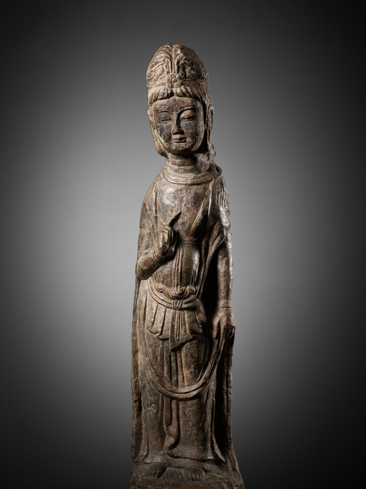 A RARE AND IMPORTANT LIMESTONE FIGURE OF A BODHISATTVA, LONGMEN GROTTOES, NORTHERN WEI DYNASTY - Bild 15 aus 18