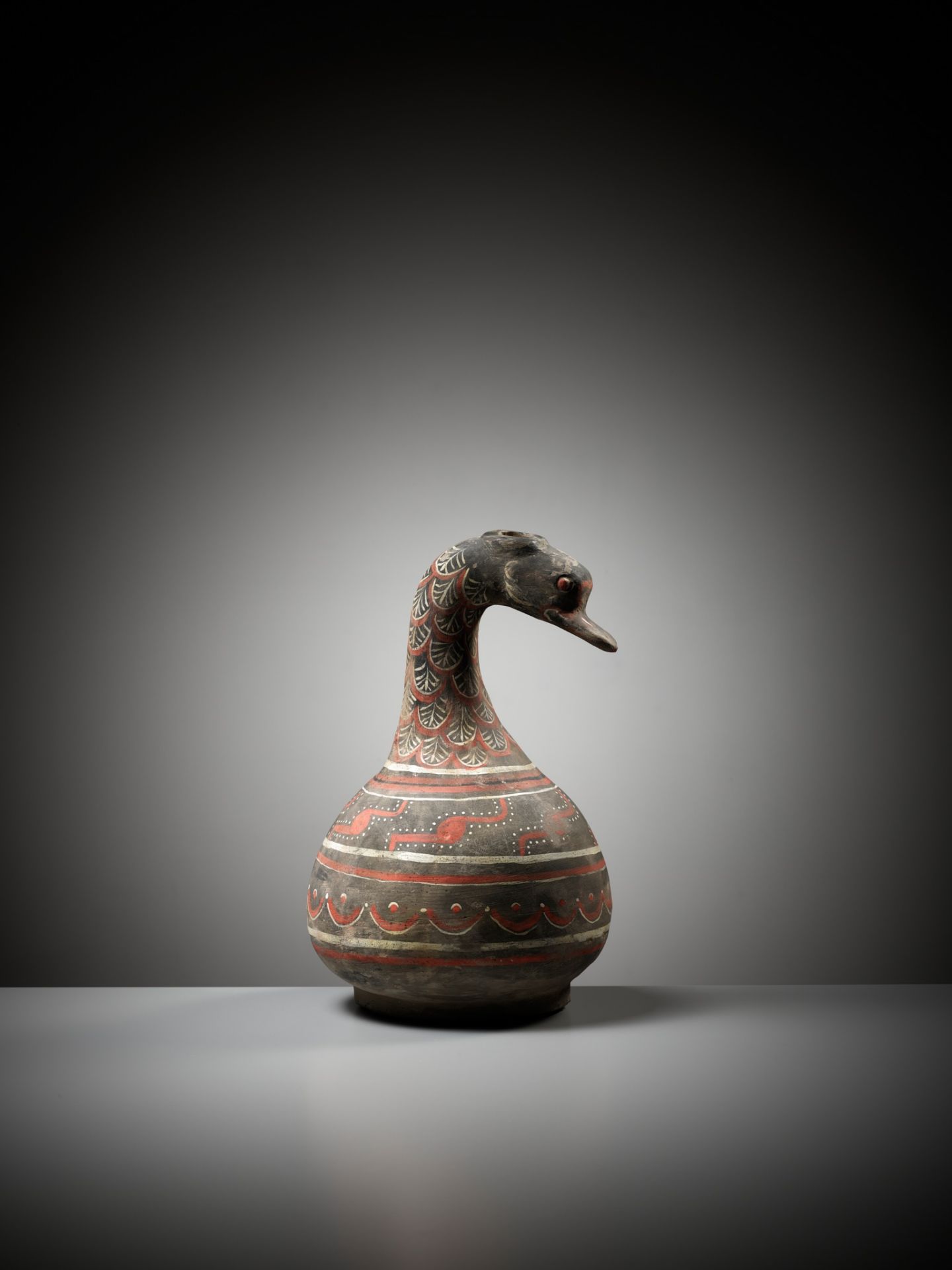 A DUCK-HEADED PAINTED POTTERY VESSEL, HAN DYNASTY - Bild 10 aus 12