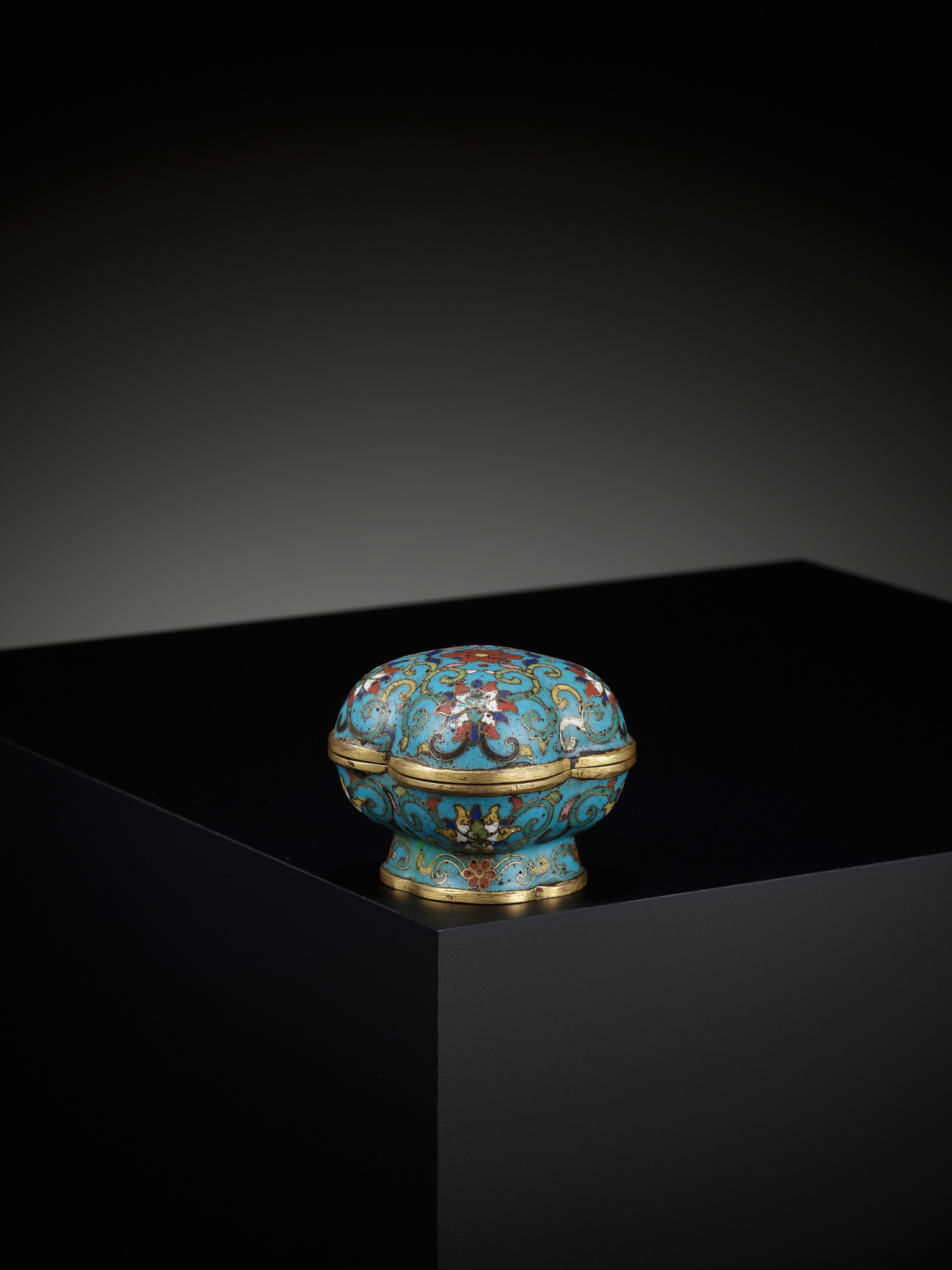 AN EXTREMELY RARE CLOISONNE ENAMEL QUADRILOBED BOX AND COVER, QIANLONG MARK AND OF THE PERIOD - Image 14 of 21