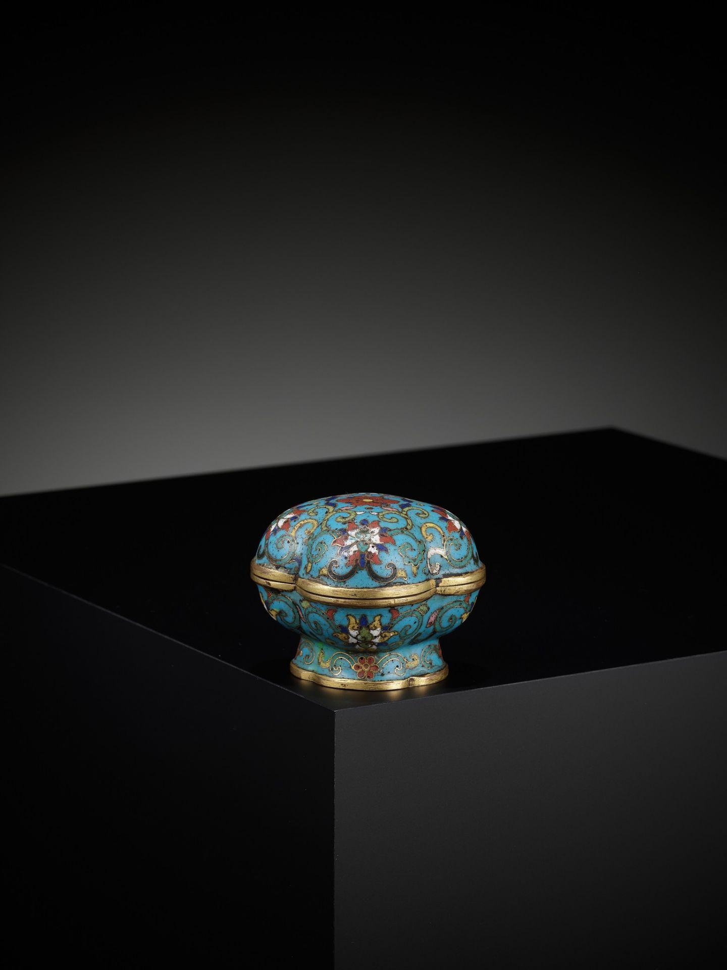 AN EXTREMELY RARE CLOISONNE ENAMEL QUADRILOBED BOX AND COVER, QIANLONG MARK AND OF THE PERIOD - Image 14 of 21