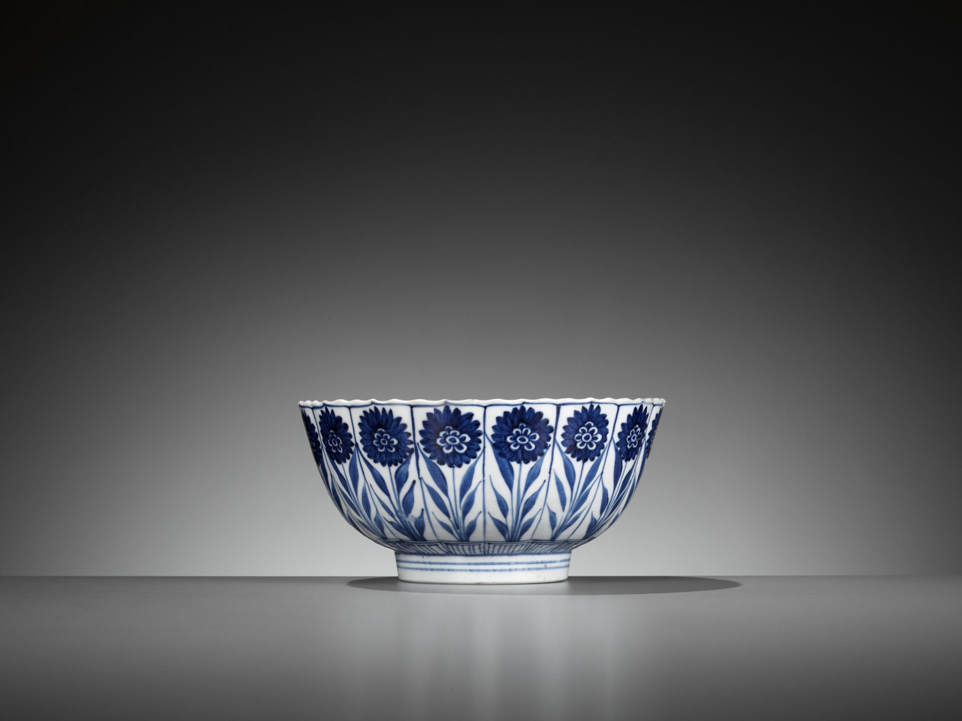 A BLUE AND WHITE 'ASTER' BOWL, KANGXI PERIOD - Image 2 of 10
