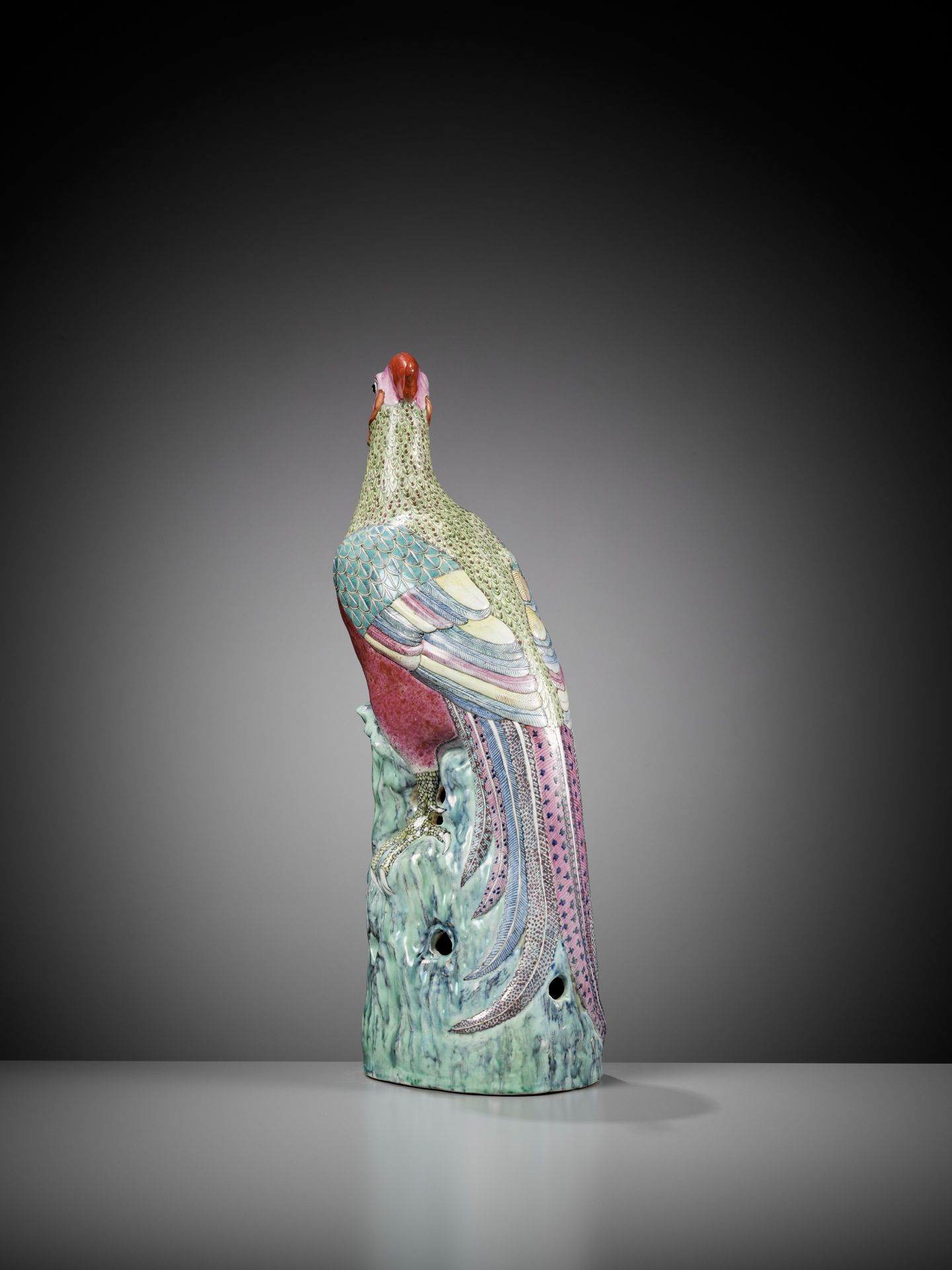 A FAMILLE ROSE FIGURE OF A PHOENIX, PAN YUNLONG MARK, 19TH CENTURY - Bild 7 aus 10