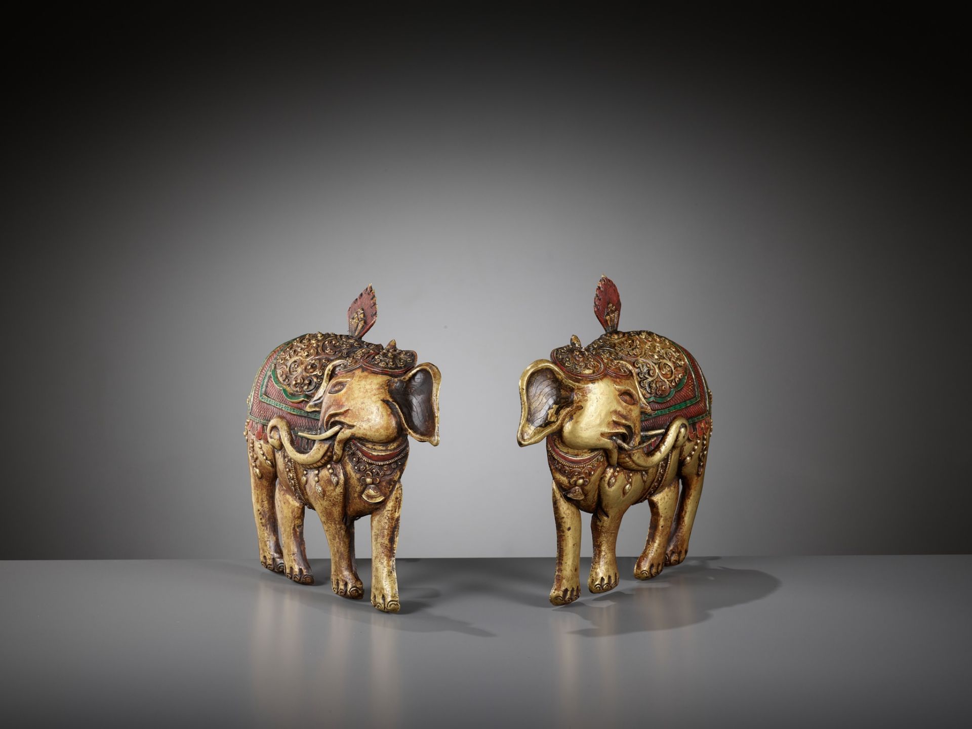 A PAIR OF GILT AND POLYCHROME-DECORATED COPPER REPOUSSE PLAQUES, HASTIRATNA, 17TH-18TH CENTURY - Image 8 of 12