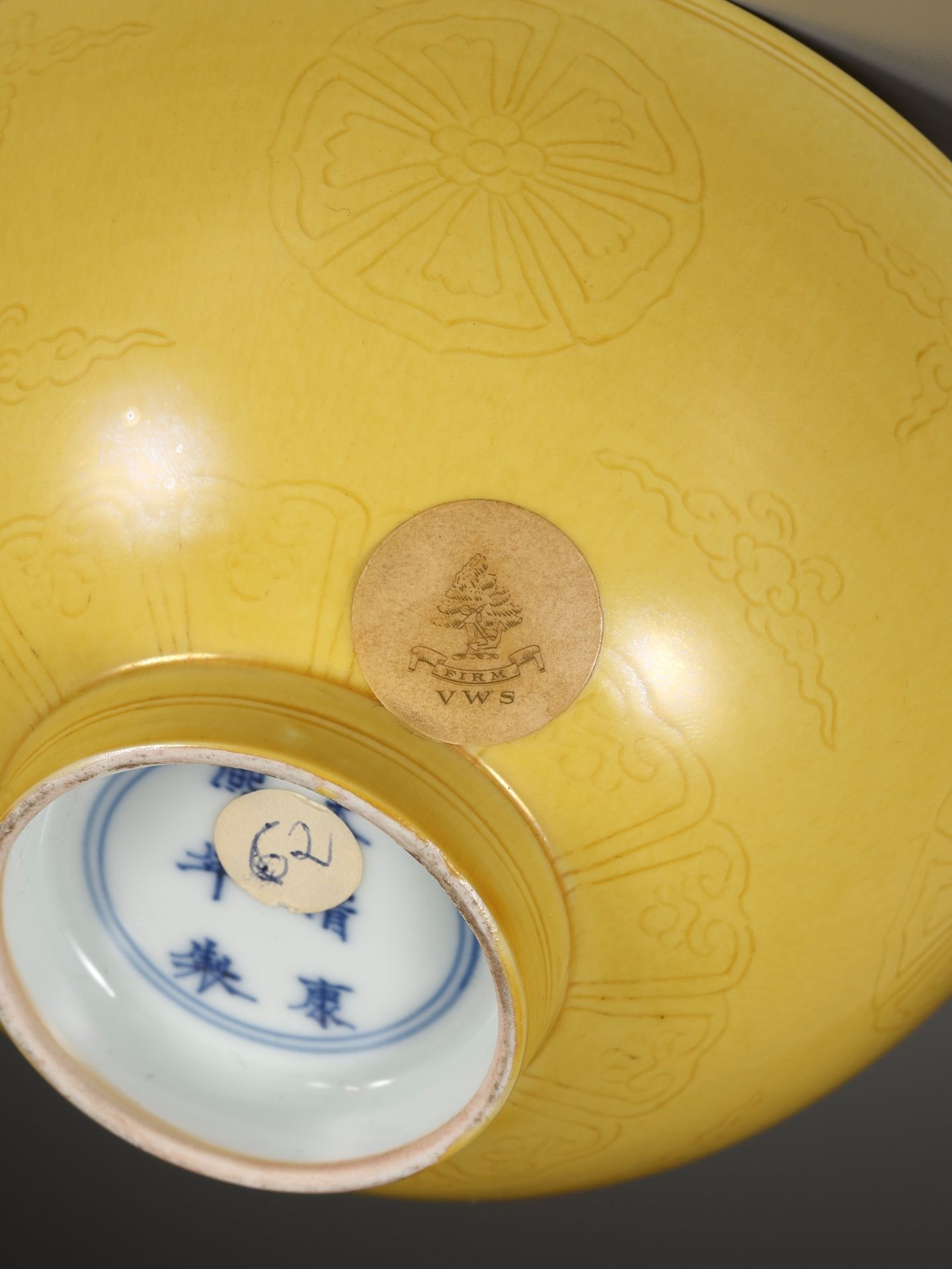 AN EXCEEDINGLY RARE PAIR OF INCISED YELLOW-GLAZED 'FLORAL MEDALLION' BOWLS, KANGXI MARKS AND PERIOD - Image 14 of 26