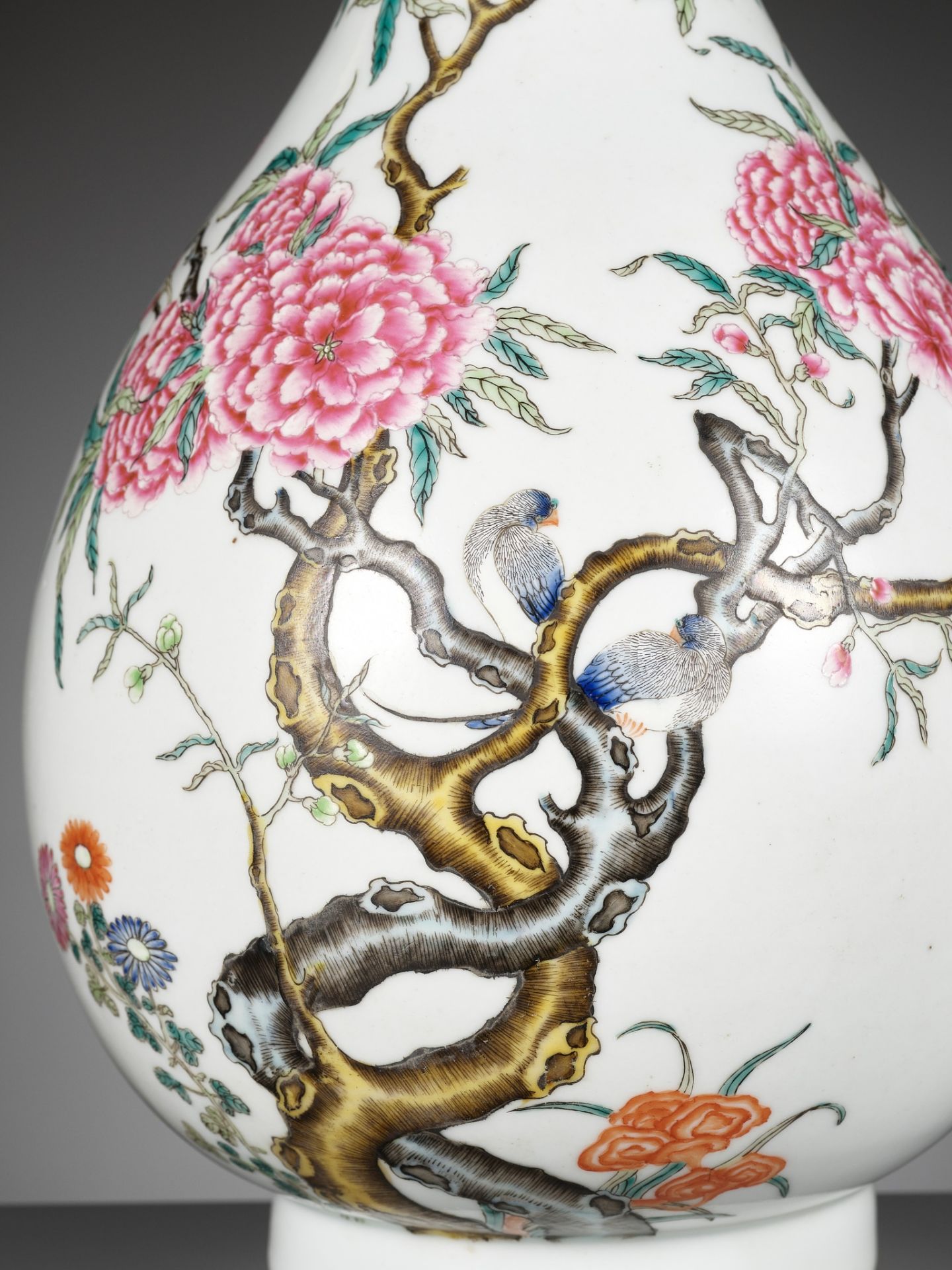 A VERY FINE FAMILLE ROSE 'BIRDS AND FLOWERS' PEAR-SHAPED VASE, YUHUCHUNPING, REPUBLIC PERIOD - Image 8 of 17