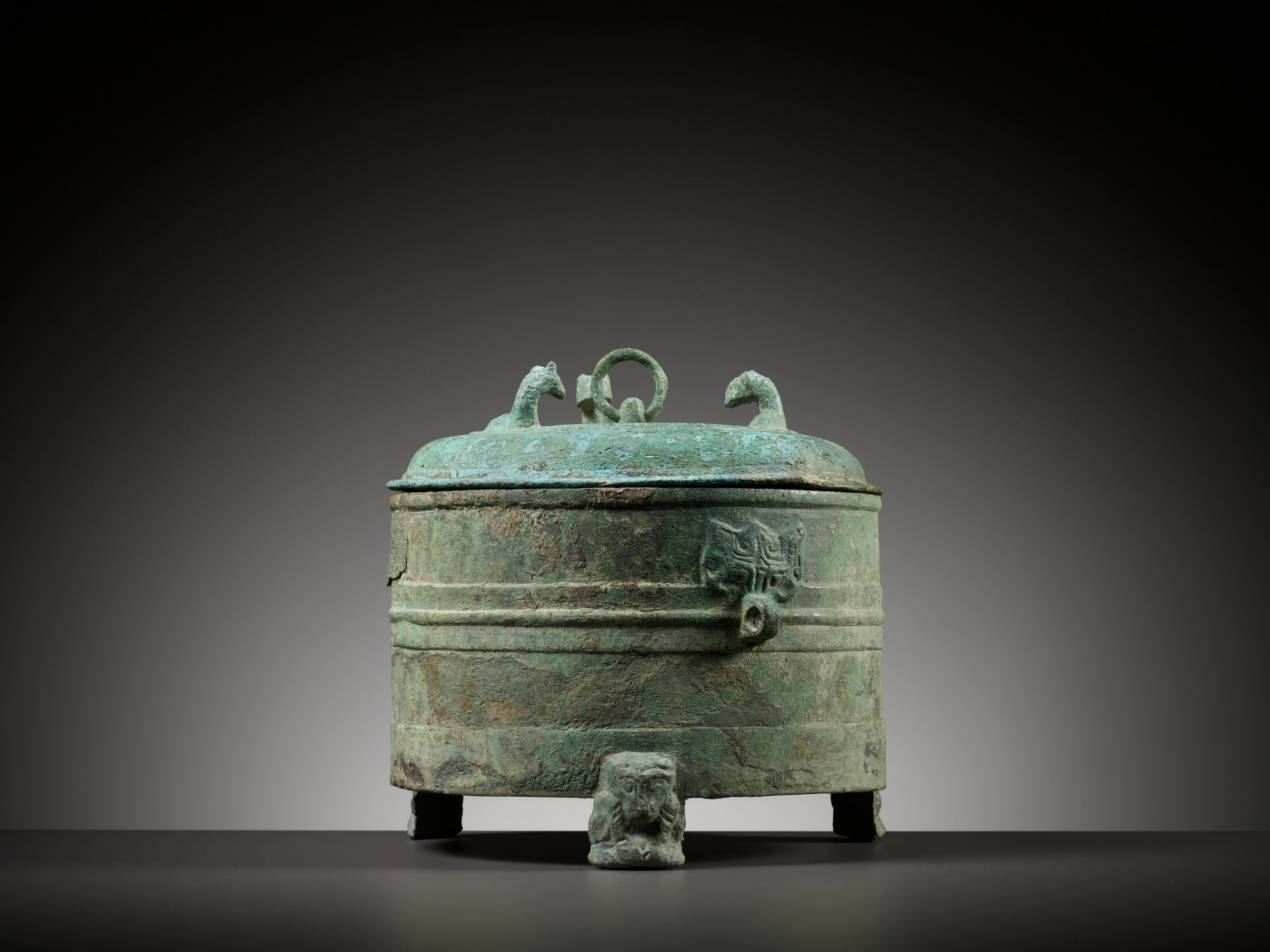 A RARE BRONZE TRIPOD VESSEL AND COVER, LIAN, HAN DYNASTY - Image 9 of 17