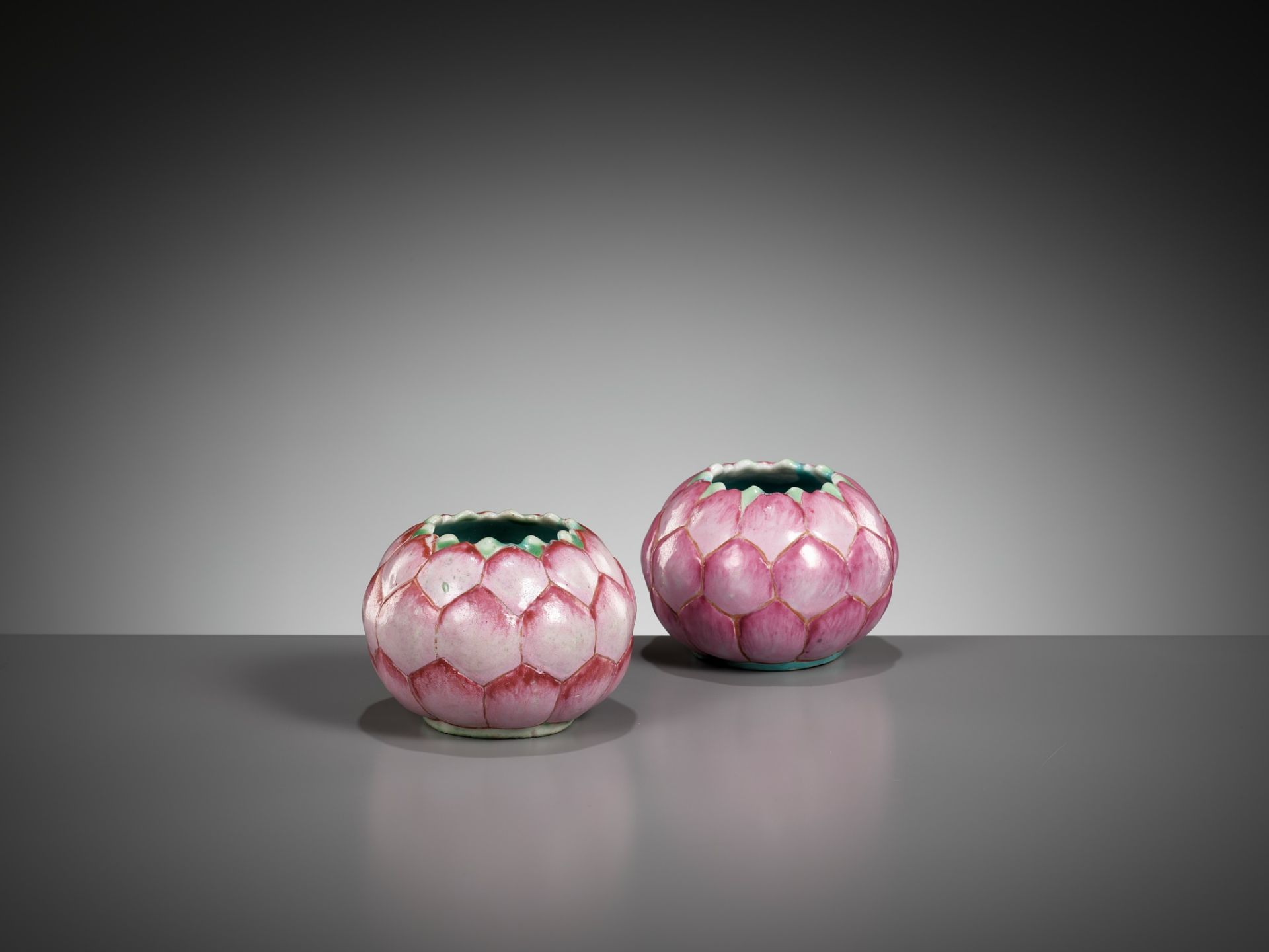 A PAIR OF LOTUS-SHAPED WATER POTS, CHINA, EARLY 19TH CENTURY - Bild 8 aus 10