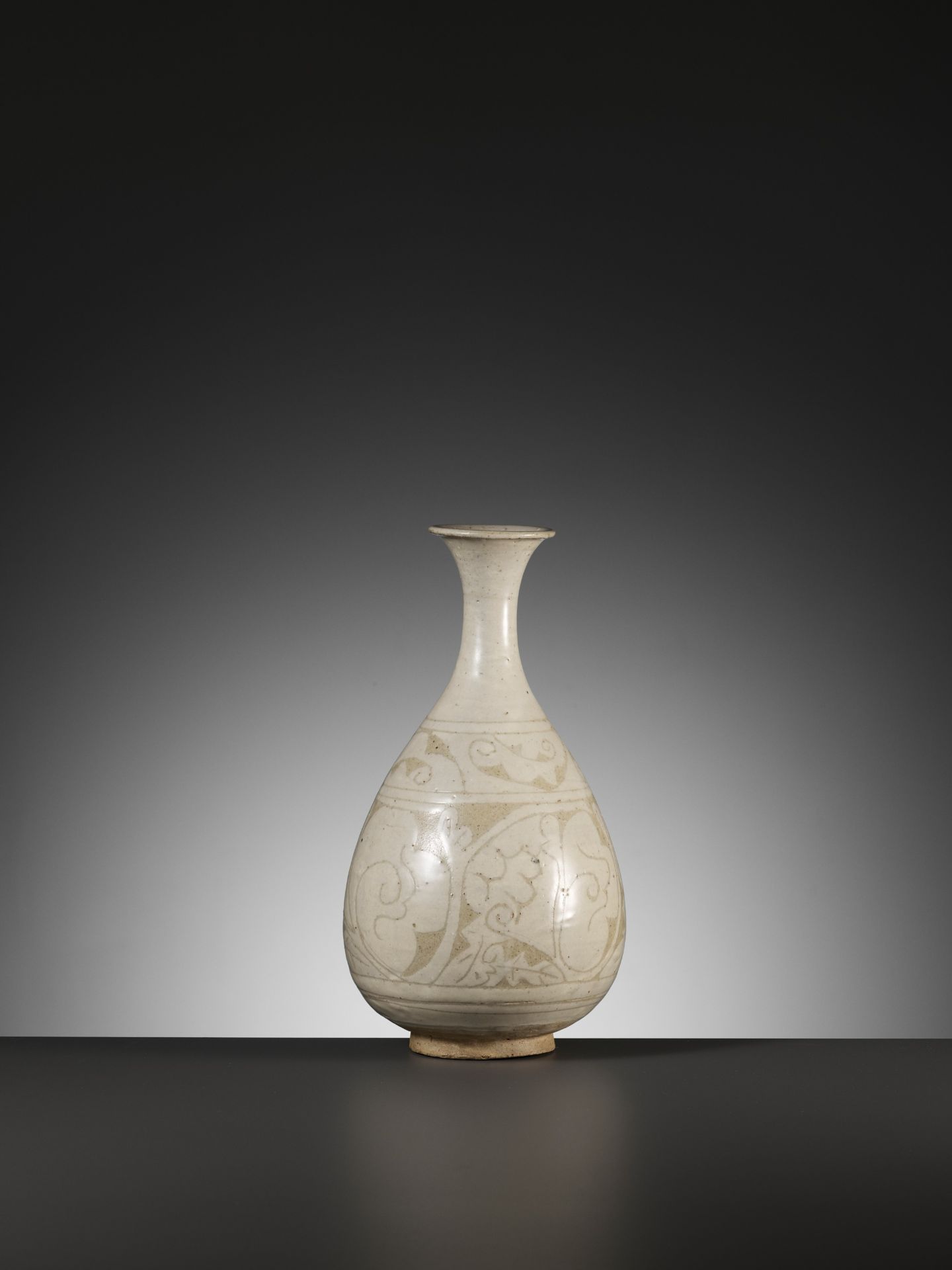 A CIZHOU 'FLORAL' SGRAFFIATO VASE, YUHUCHUNPING, JIN DYNASTY - Image 3 of 8