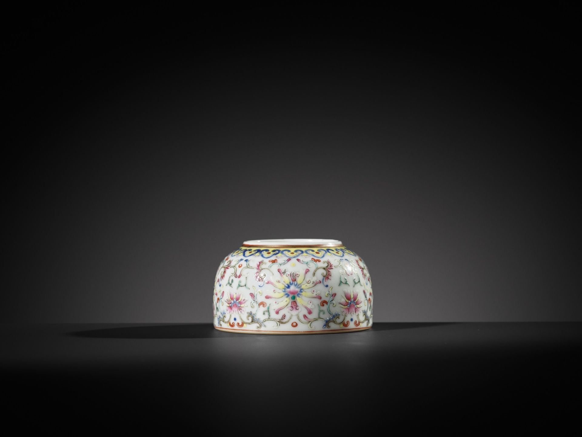 A FAMILLE ROSE WATER POT, JIAQING MARK AND PERIOD - Bild 6 aus 10