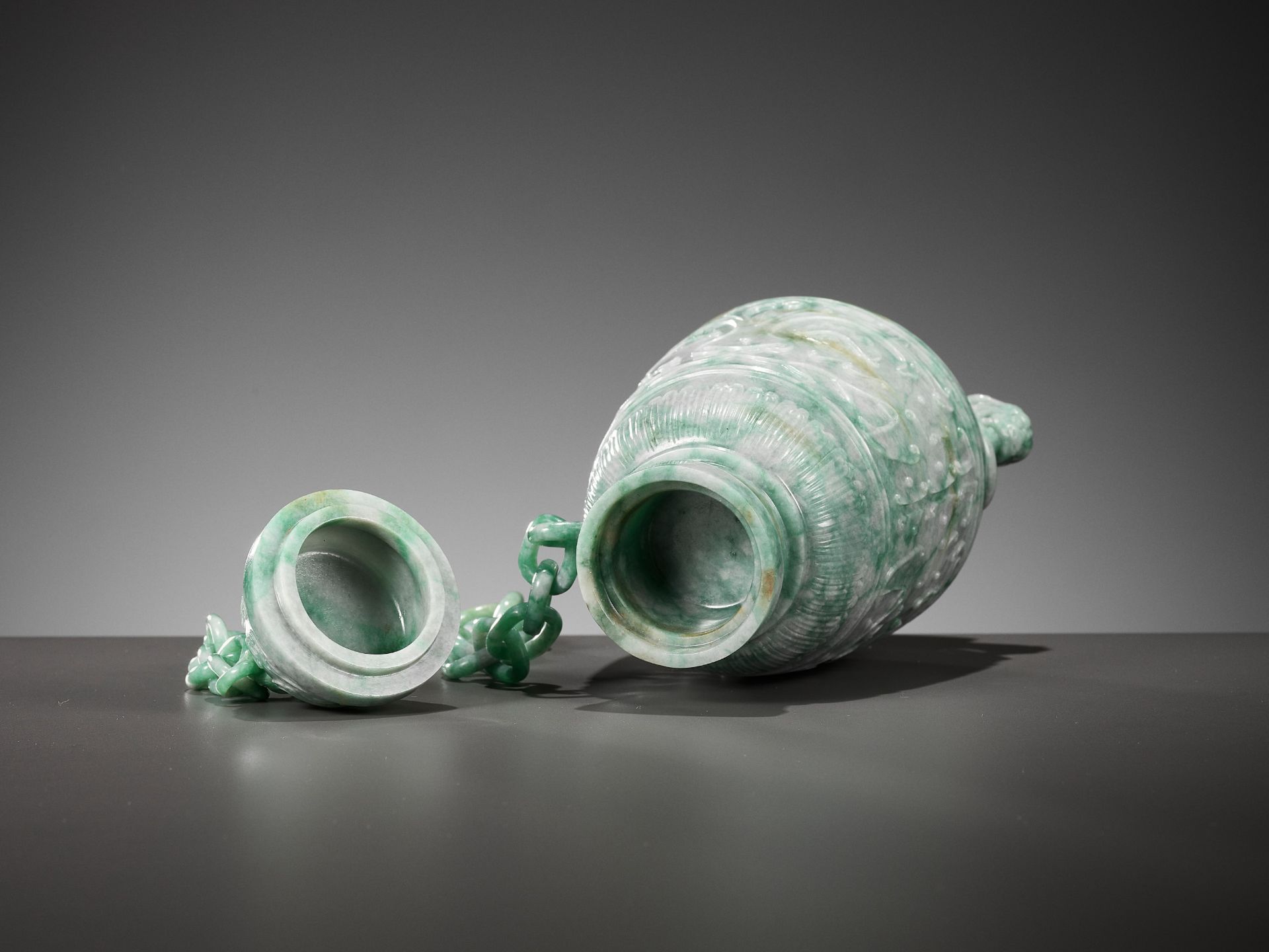 A LAVENDER AND APPLE GREEN JADEITE 'CHAIN' VASE AND COVER, EARLY 20TH CENTURY - Bild 10 aus 11