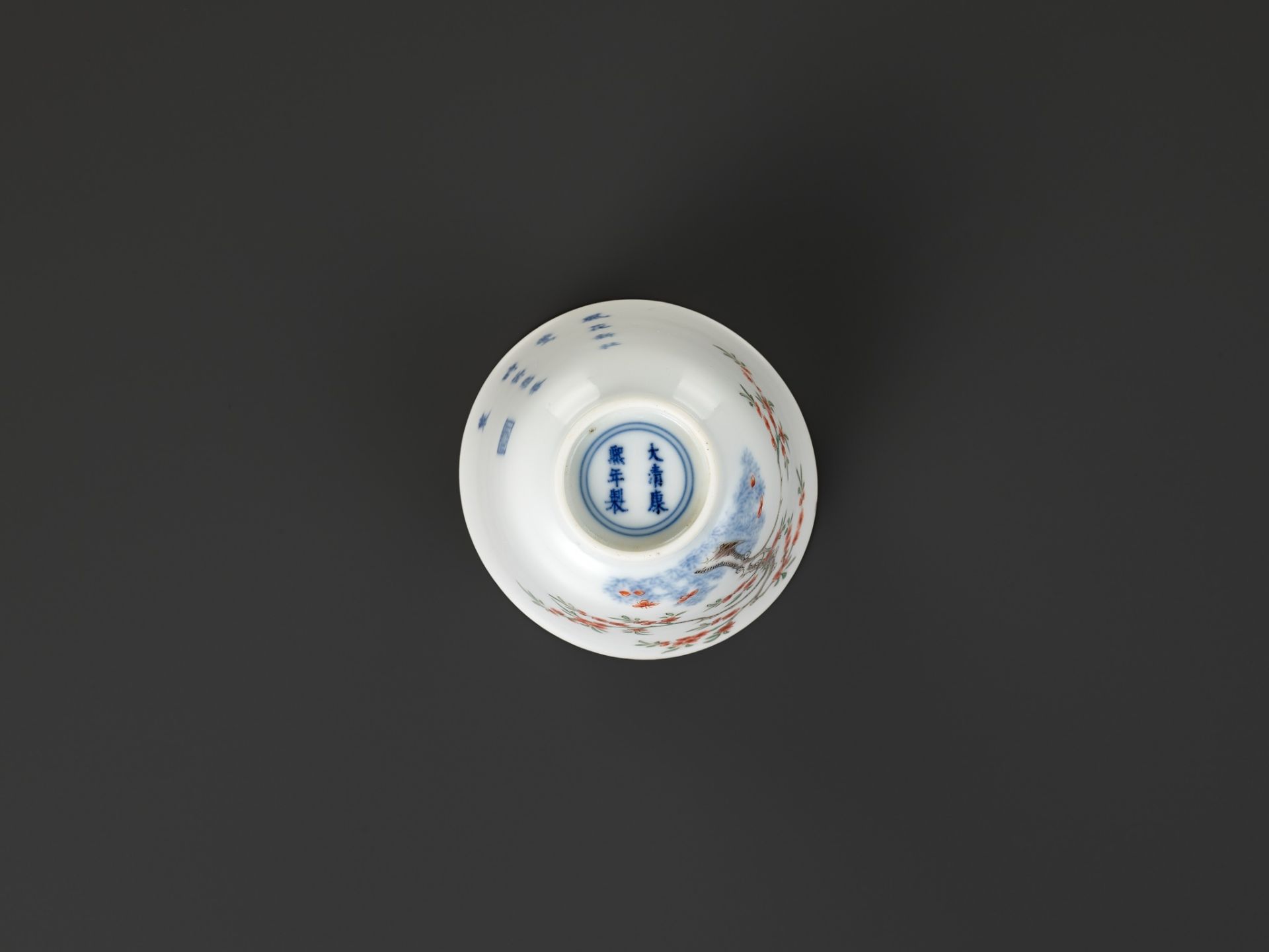 A RARE WUCAI 'MONTH' CUP, KANGXI MARK AND PERIOD - Image 13 of 17