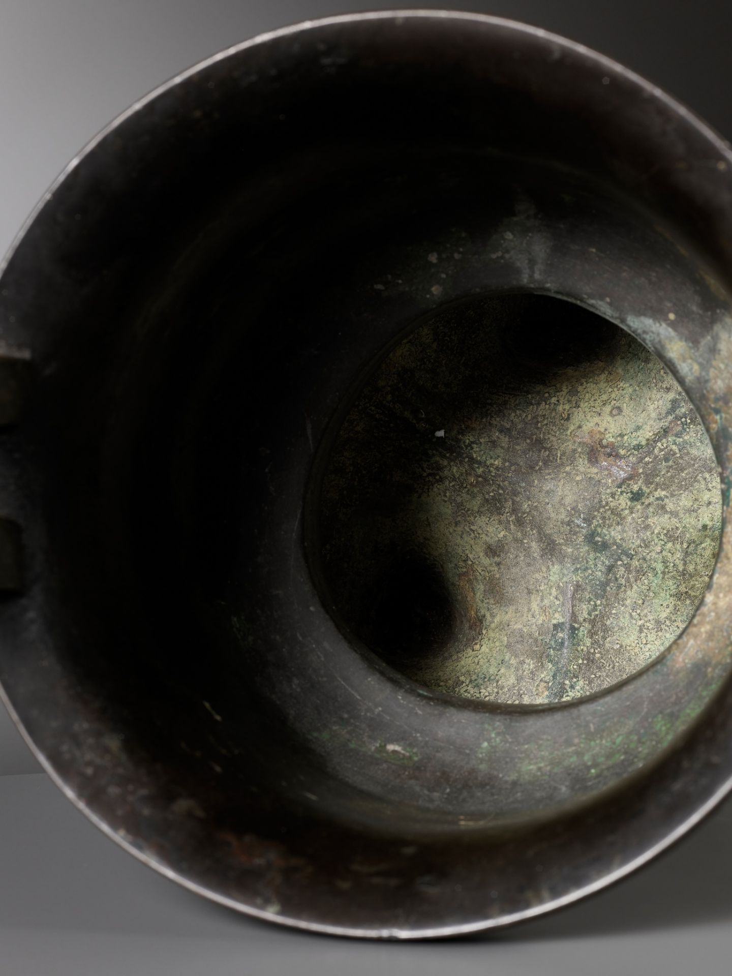 A GOLD AND SILVER-INLAID BRONZE ARCHAISTIC STEAMER, SONG TO MING DYNASTY - Bild 23 aus 24