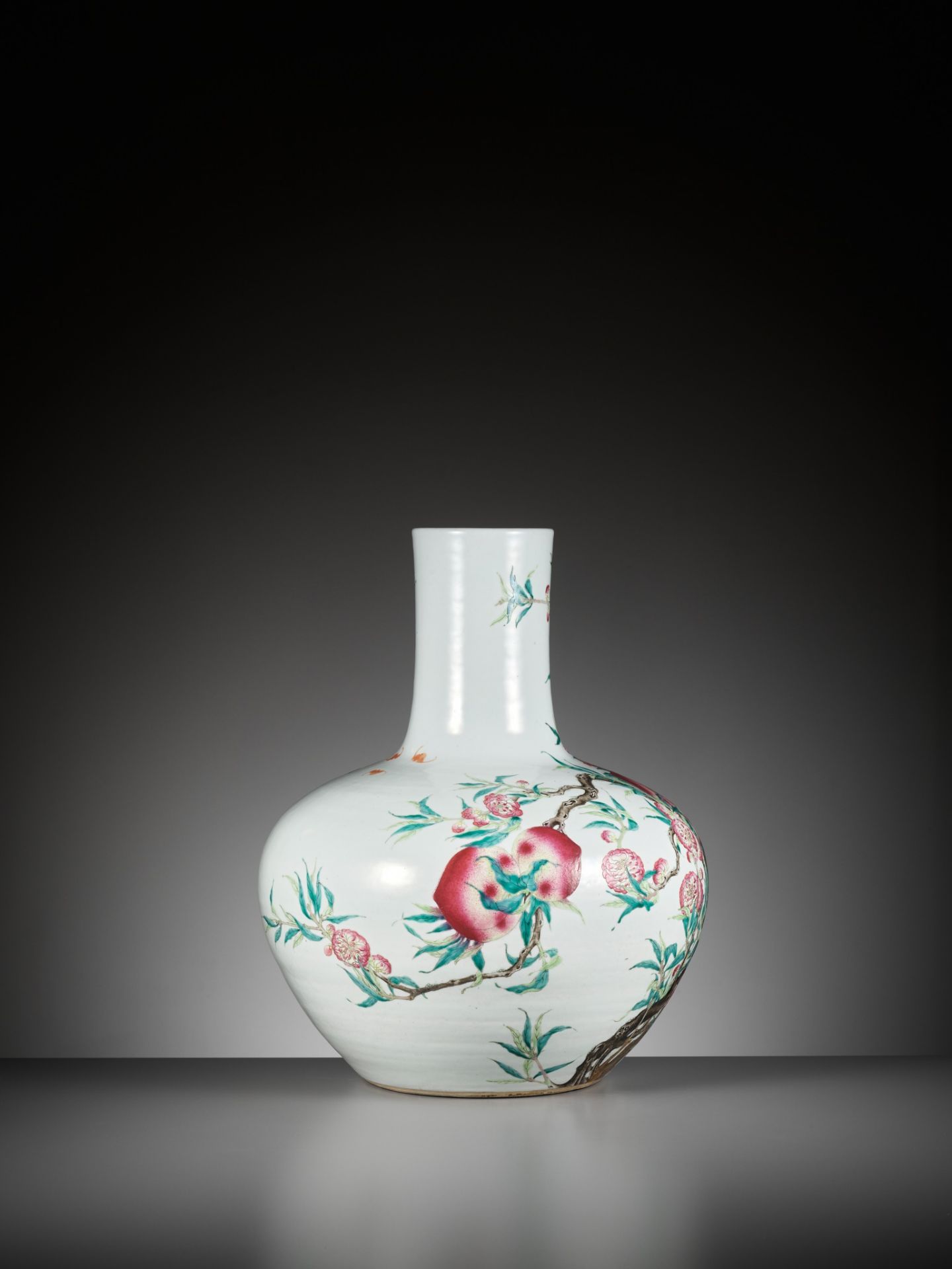 A FAMILLE ROSE 'NINE PEACHES' VASE, TIANQIUPING, LATE QING DYNASTY TO REPUBLIC PERIOD - Image 14 of 20