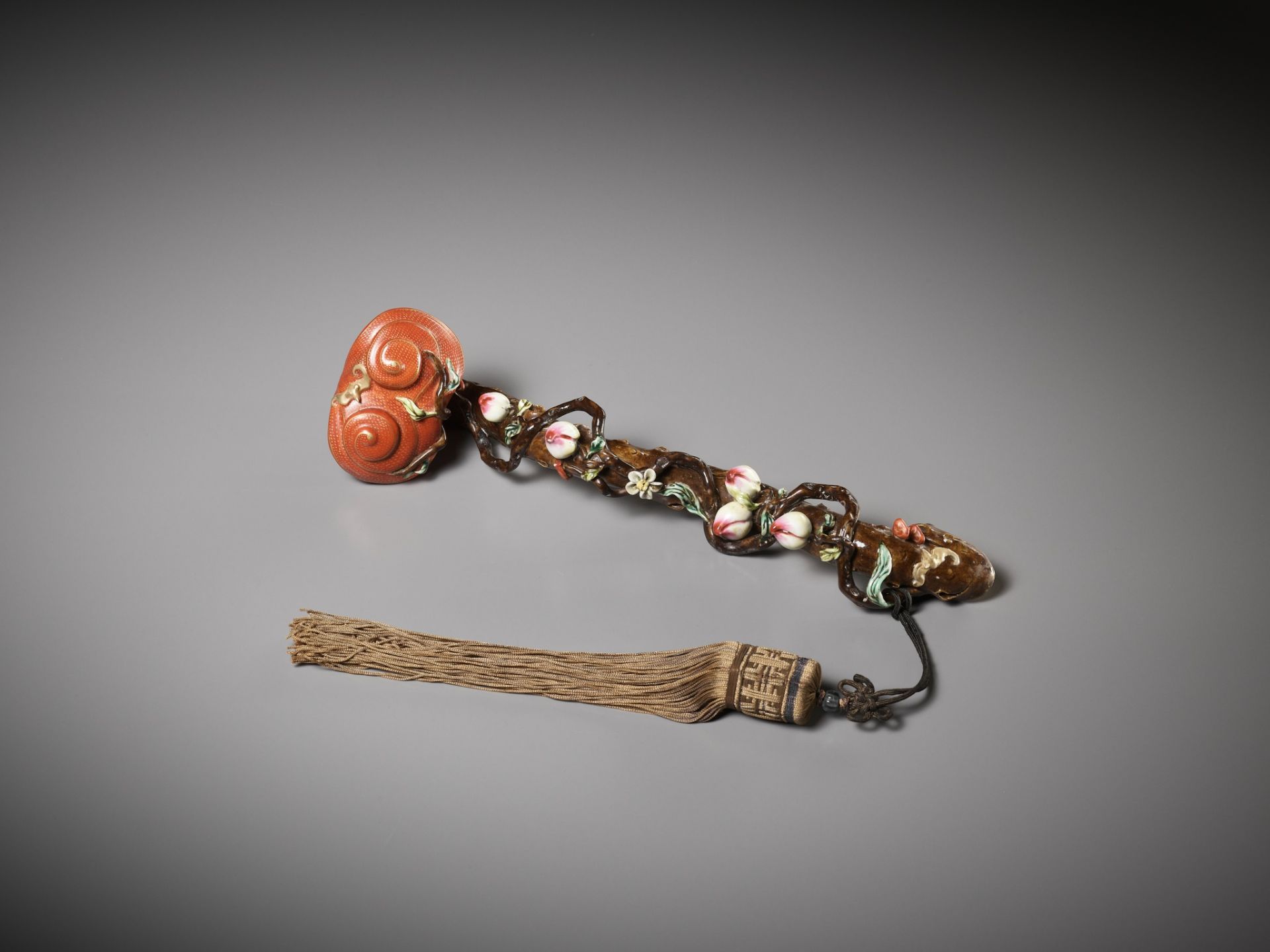 A FAMILLE ROSE PORCELAIN 'LINGZHI' RUYI SCEPTER, MID-QING DYNASTY - Image 8 of 12