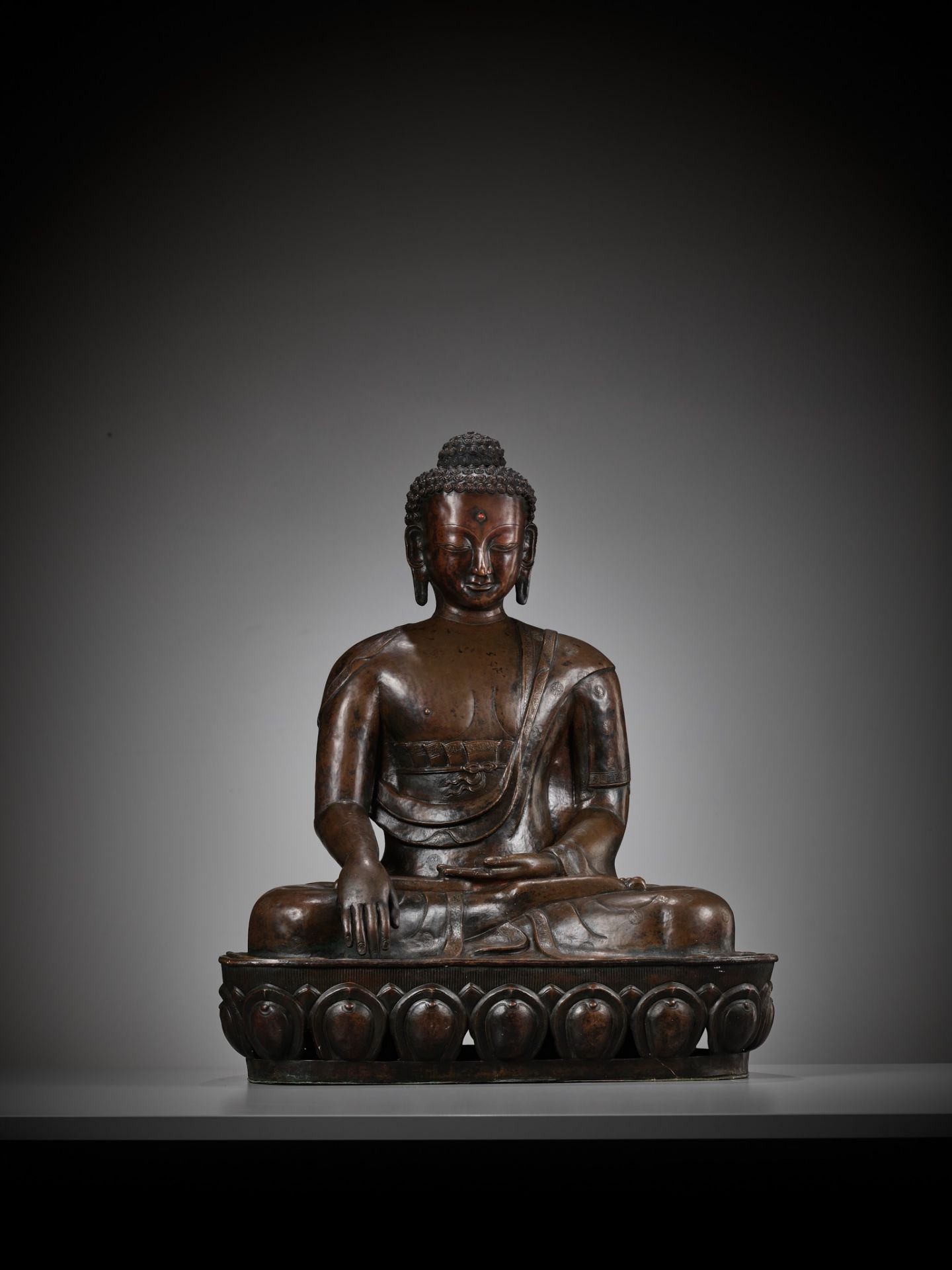 A LARGE CAST AND REPOUSSE COPPER FIGURE OF BUDDHA SHAKYAMUNI, QING DYNASTY - Bild 9 aus 12