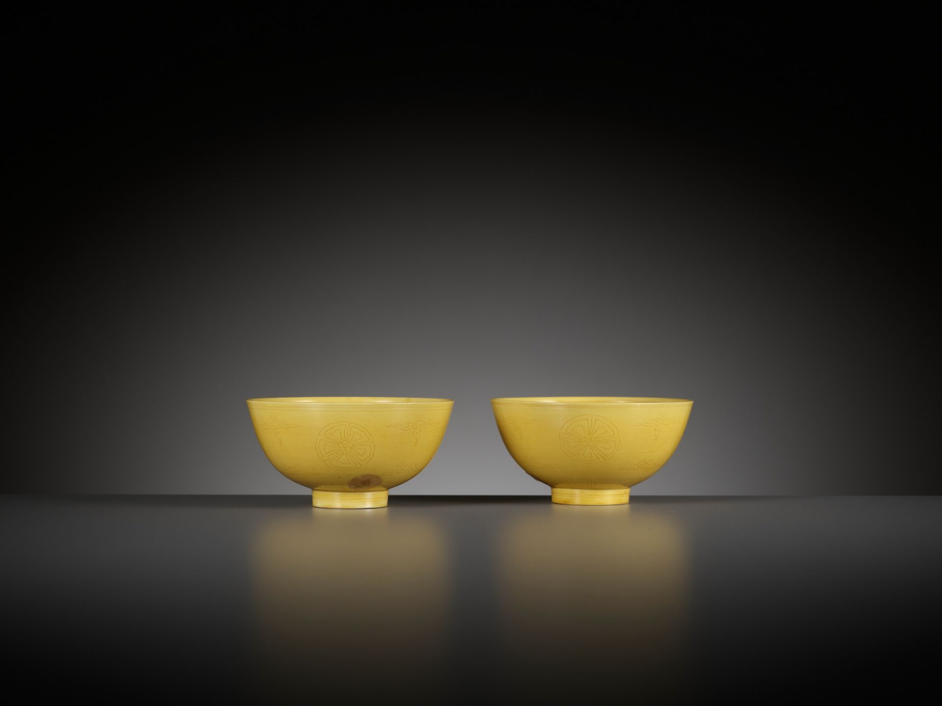 AN EXCEEDINGLY RARE PAIR OF INCISED YELLOW-GLAZED 'FLORAL MEDALLION' BOWLS, KANGXI MARKS AND PERIOD - Image 18 of 26
