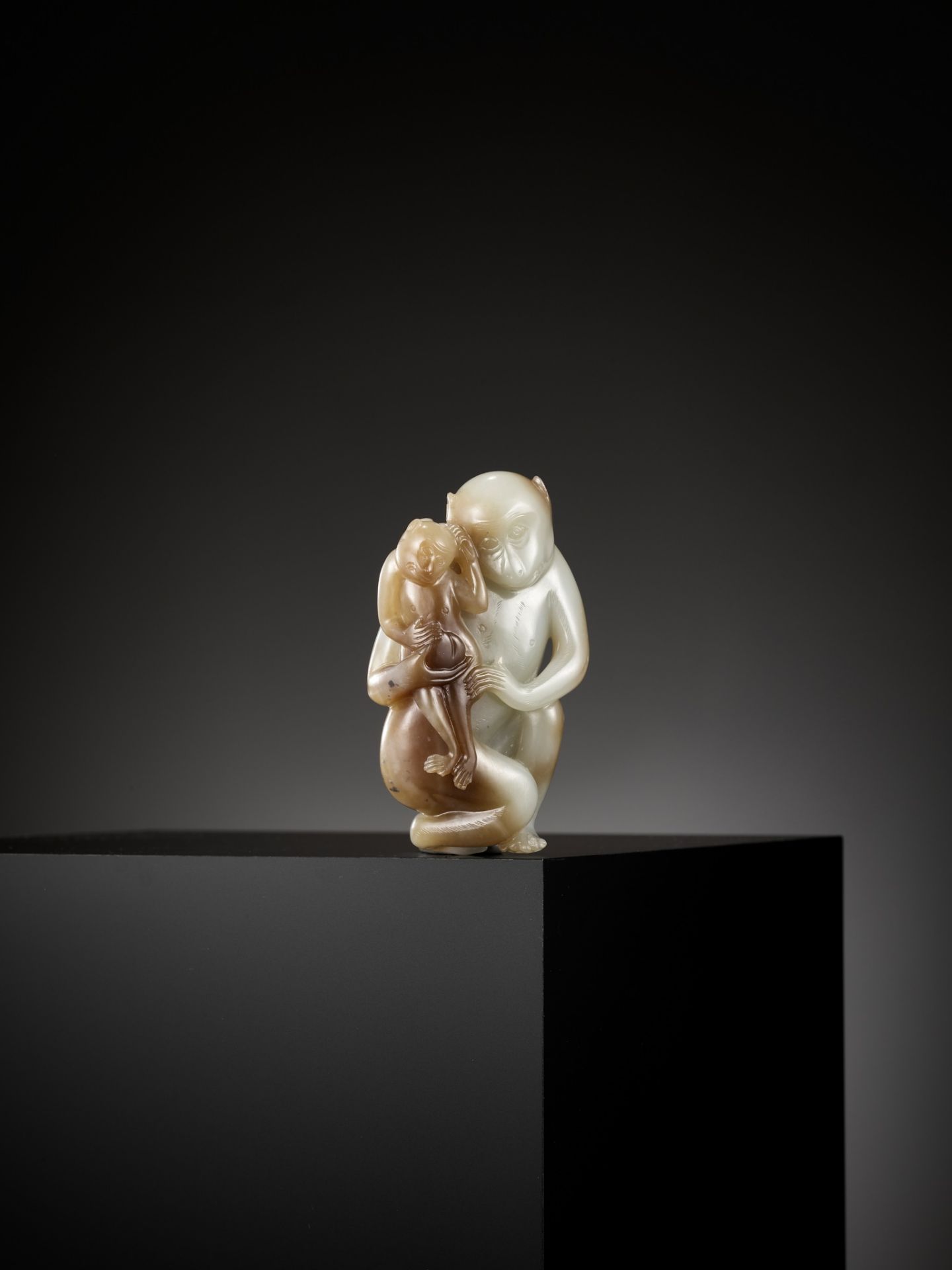 A FINE PALE CELADON AND CHESTNUT BROWN JADE 'MONKEYS AND PEACH' GROUP, 18TH CENTURY - Bild 10 aus 21