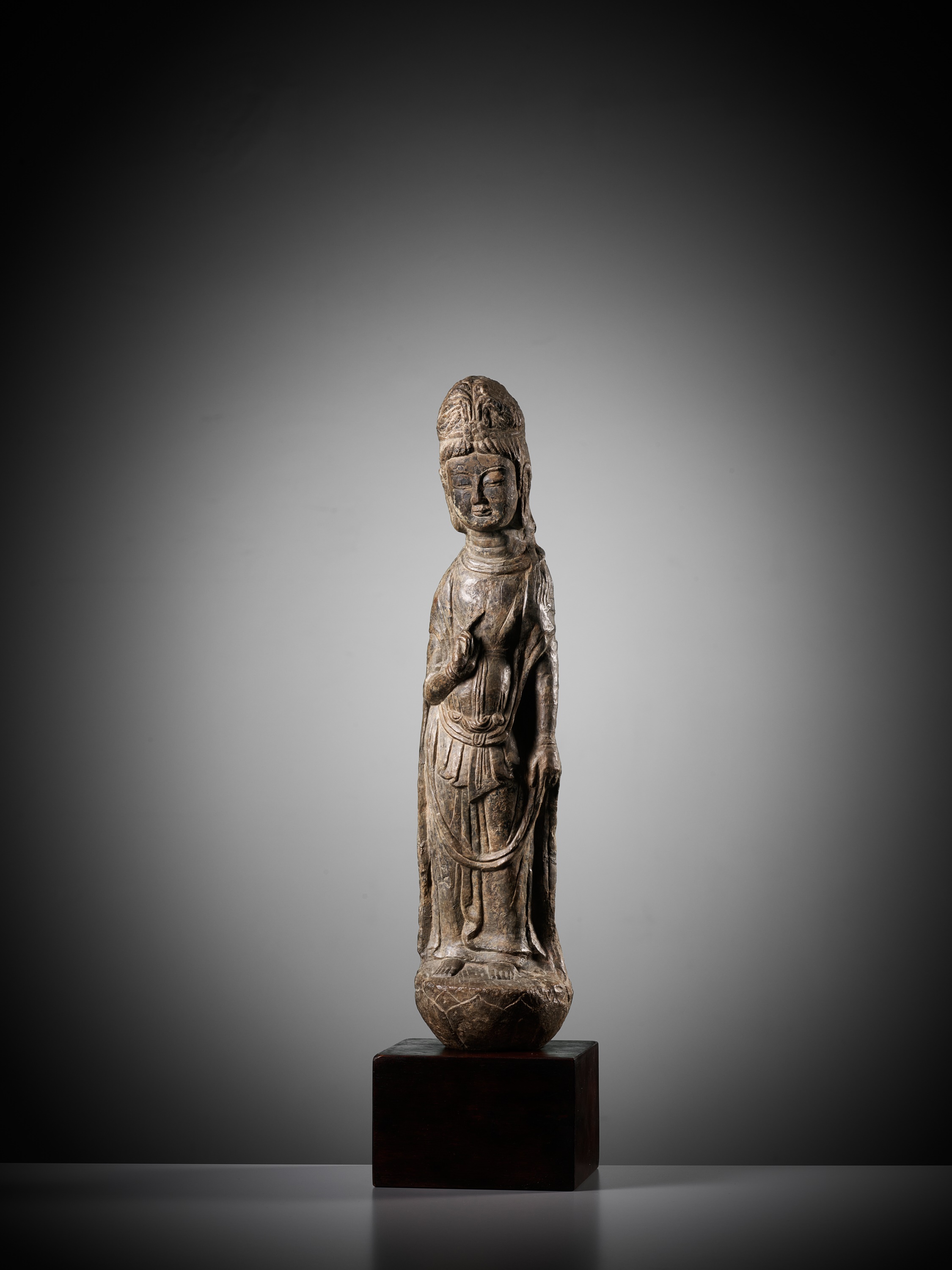 A RARE AND IMPORTANT LIMESTONE FIGURE OF A BODHISATTVA, LONGMEN GROTTOES, NORTHERN WEI DYNASTY - Image 6 of 18