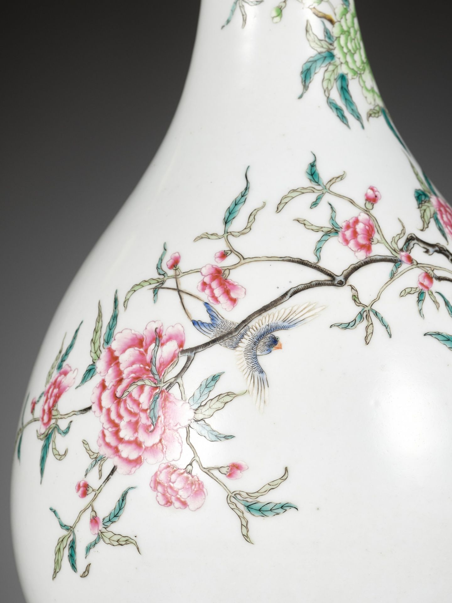 A VERY FINE FAMILLE ROSE 'BIRDS AND FLOWERS' PEAR-SHAPED VASE, YUHUCHUNPING, REPUBLIC PERIOD - Image 9 of 17