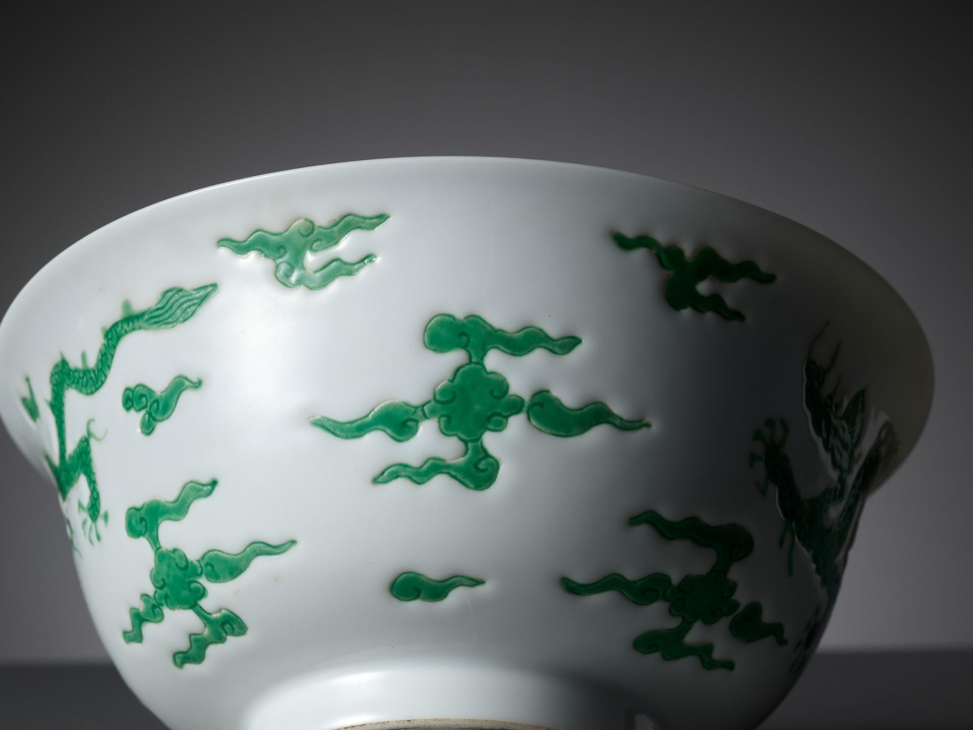 A RARE PAIR OF MING-STYLE GREEN-ENAMELED 'DRAGON' BOWLS, KANGXI PERIOD - Image 18 of 18