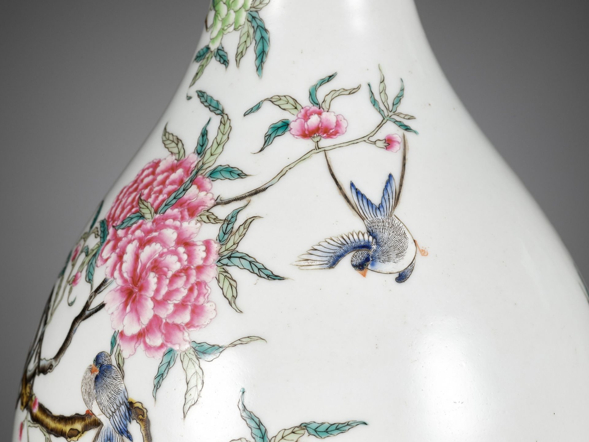 A VERY FINE FAMILLE ROSE 'BIRDS AND FLOWERS' PEAR-SHAPED VASE, YUHUCHUNPING, REPUBLIC PERIOD - Image 6 of 17