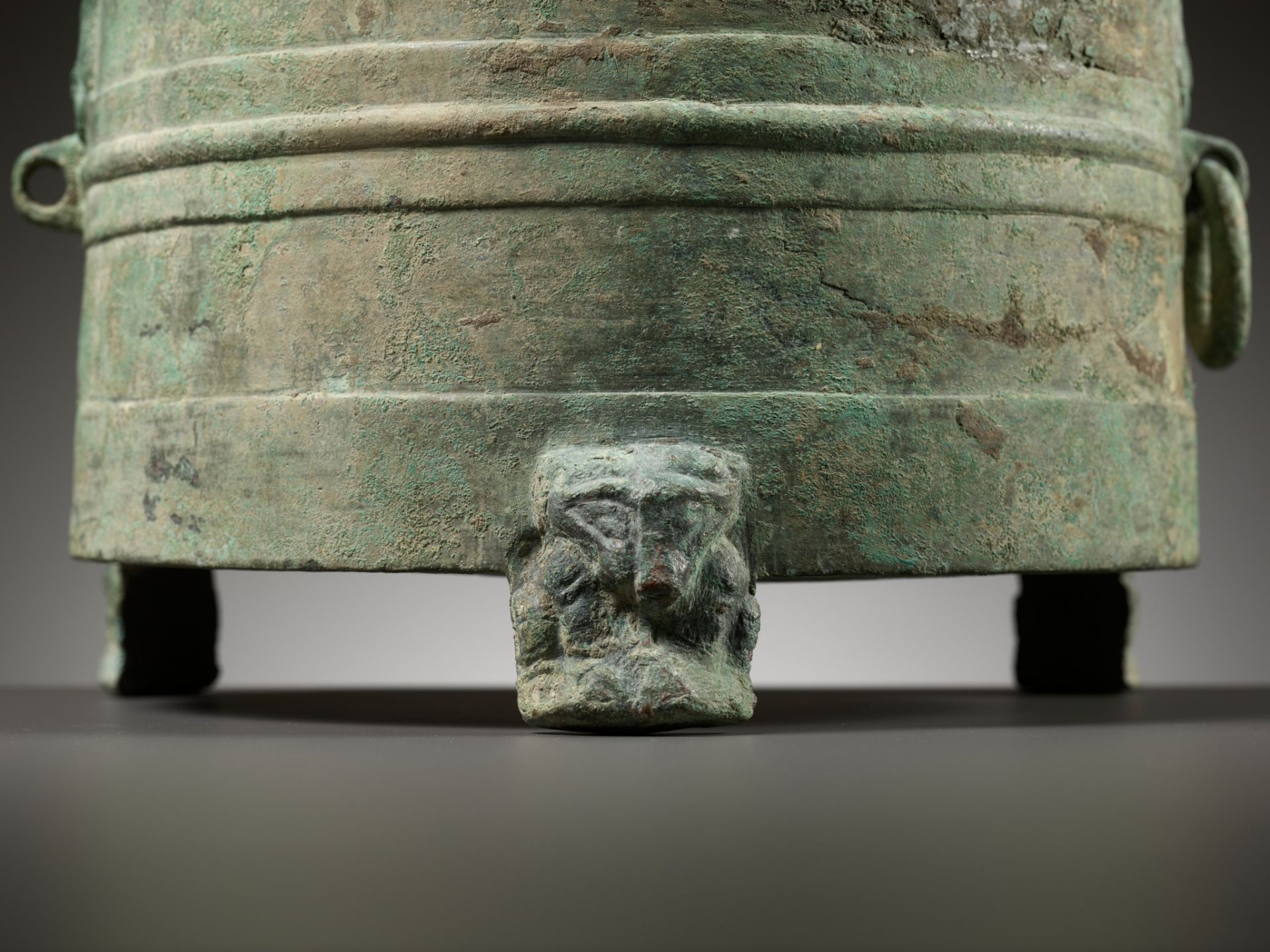 A RARE BRONZE TRIPOD VESSEL AND COVER, LIAN, HAN DYNASTY - Image 7 of 17