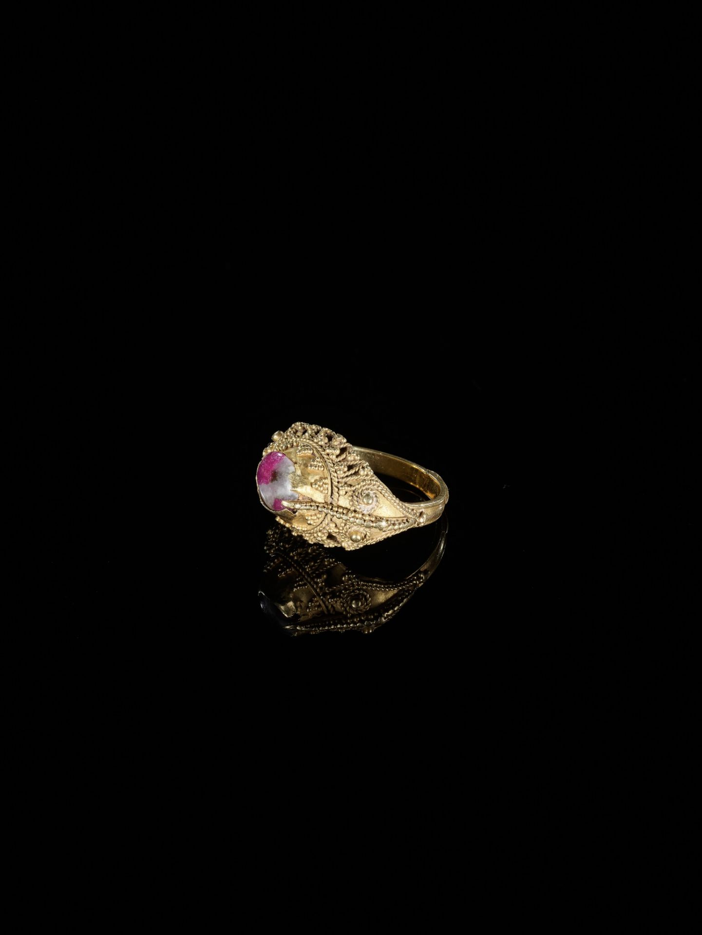 A CORUNDUM-SET GOLD 'FLOWERS AND BIRD' PRIEST'S RING - Bild 3 aus 6