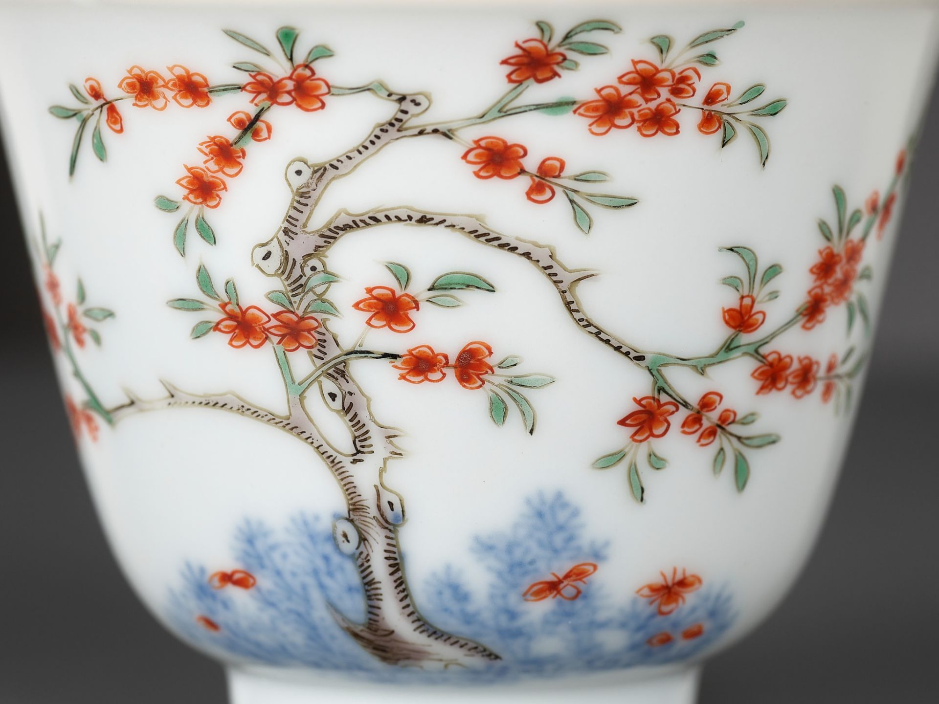 A RARE WUCAI 'MONTH' CUP, KANGXI MARK AND PERIOD - Image 15 of 17